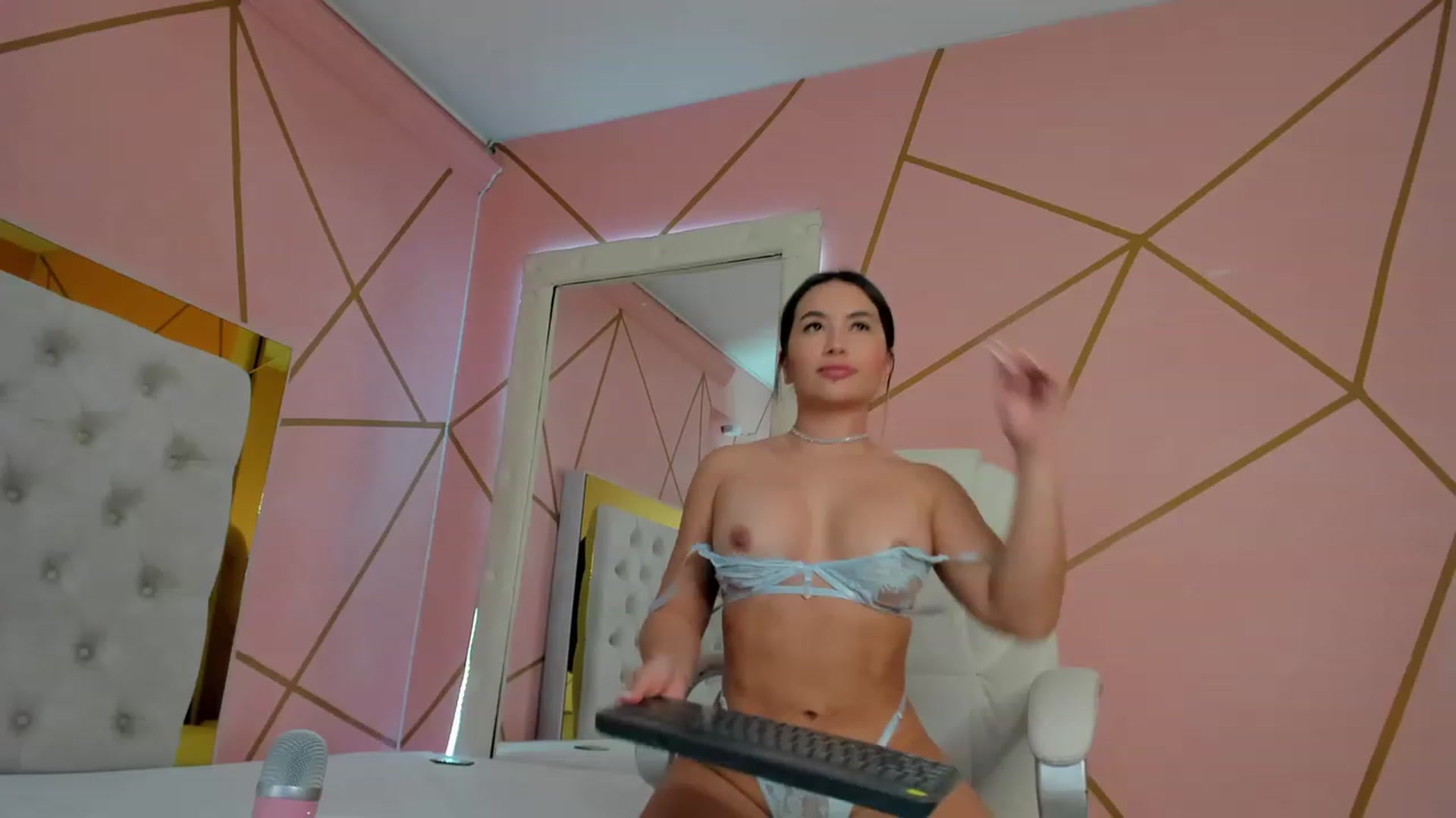 Gallery image thumbnail from Caro_Cano's myfreecams stream on, 11/22/2022, 16:28 image 14 of 20