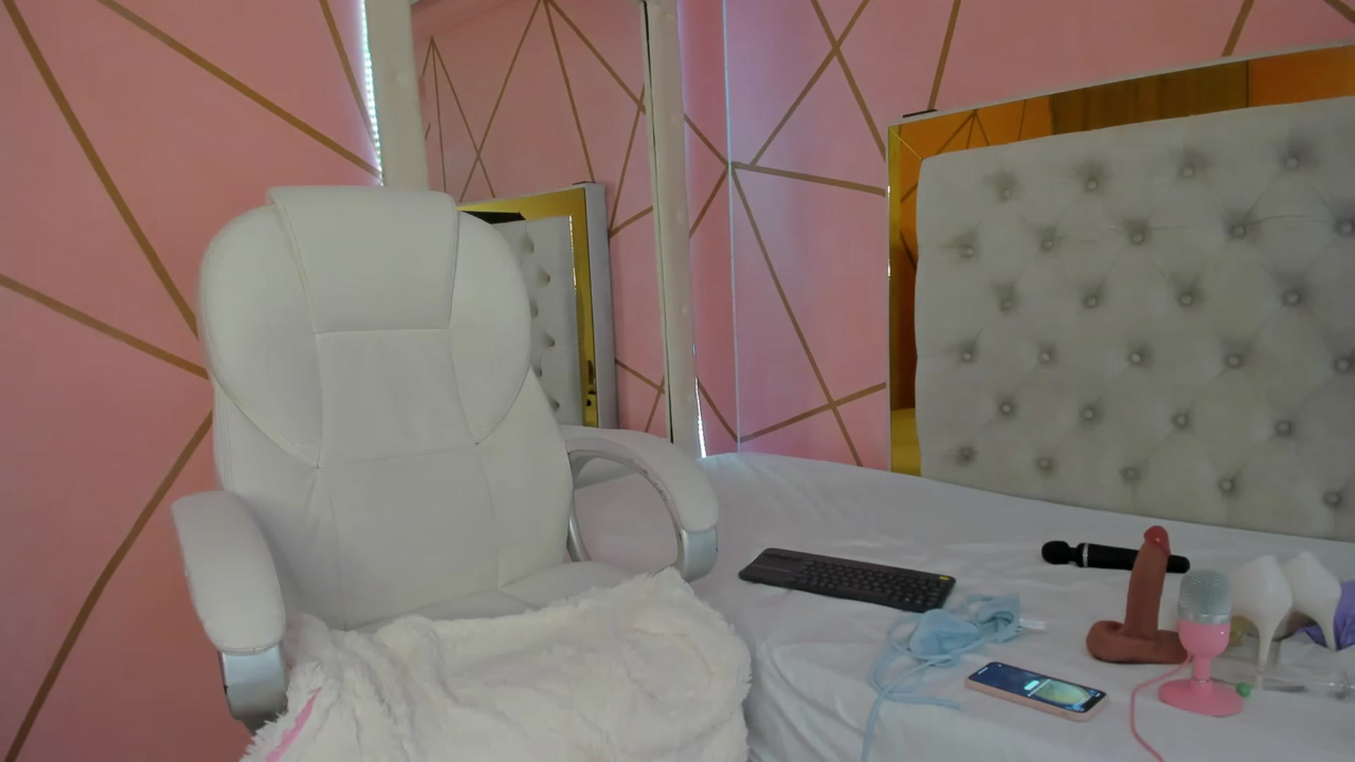 Gallery image thumbnail from Caro_Cano's myfreecams stream on, 11/24/2022, 17:37 image 17 of 20