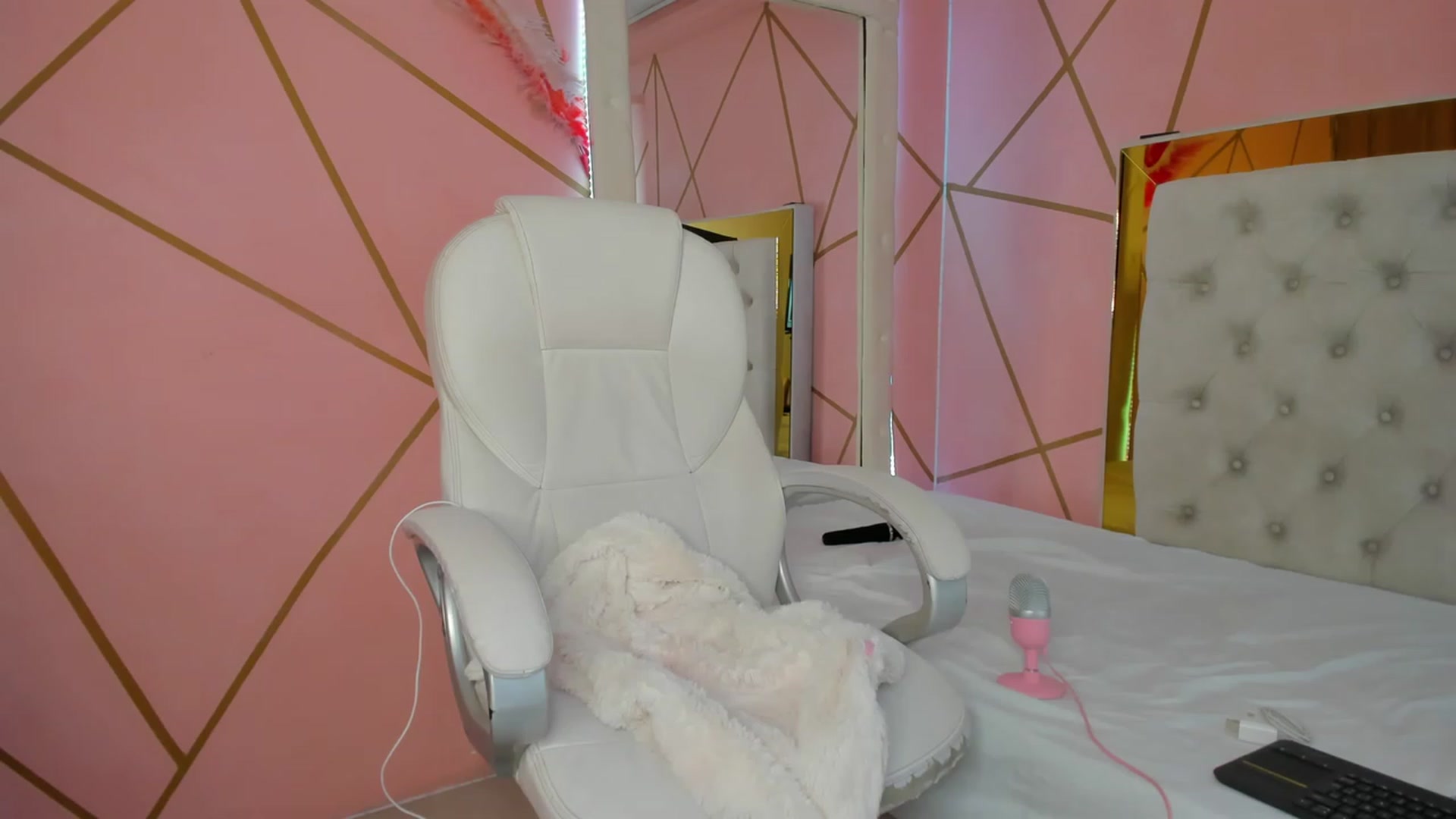 Gallery image thumbnail from Caro_Cano's myfreecams stream on, 11/25/2022, 18:28 image 17 of 20