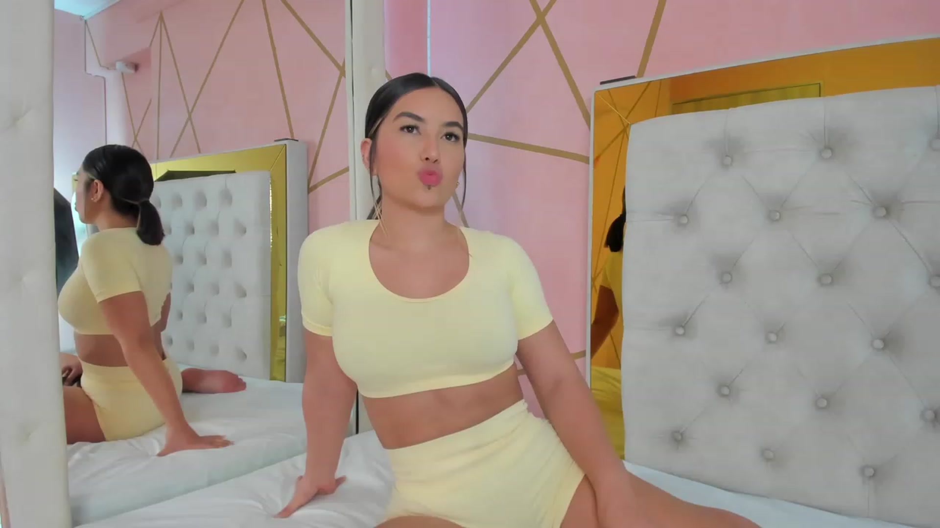 Gallery image thumbnail from Caro_Cano's myfreecams stream on, 12/01/2022, 19:43 image 9 of 20