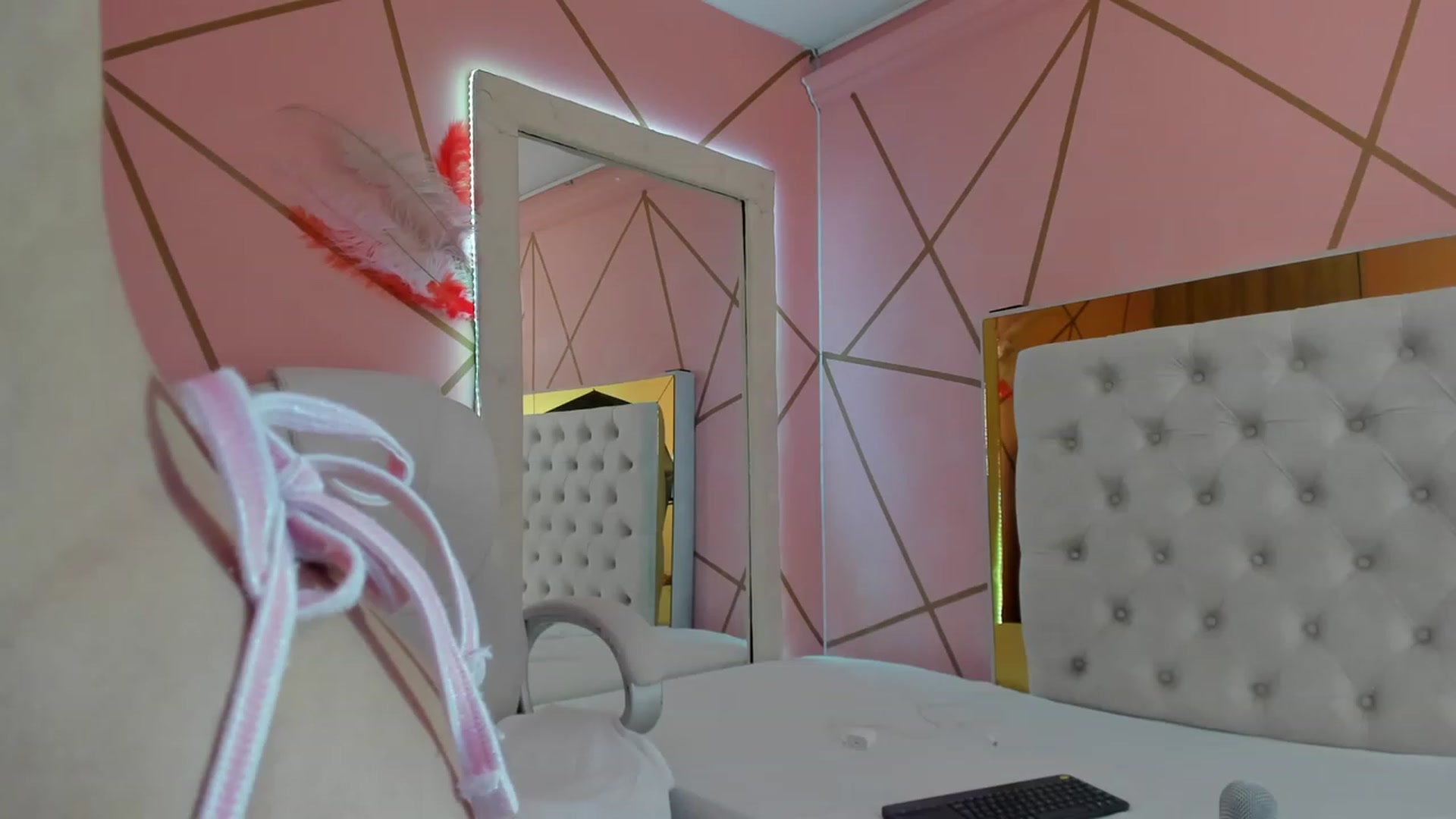 Gallery image thumbnail from Caro_Cano's myfreecams stream on, 12/08/2022, 17:23 image 10 of 20