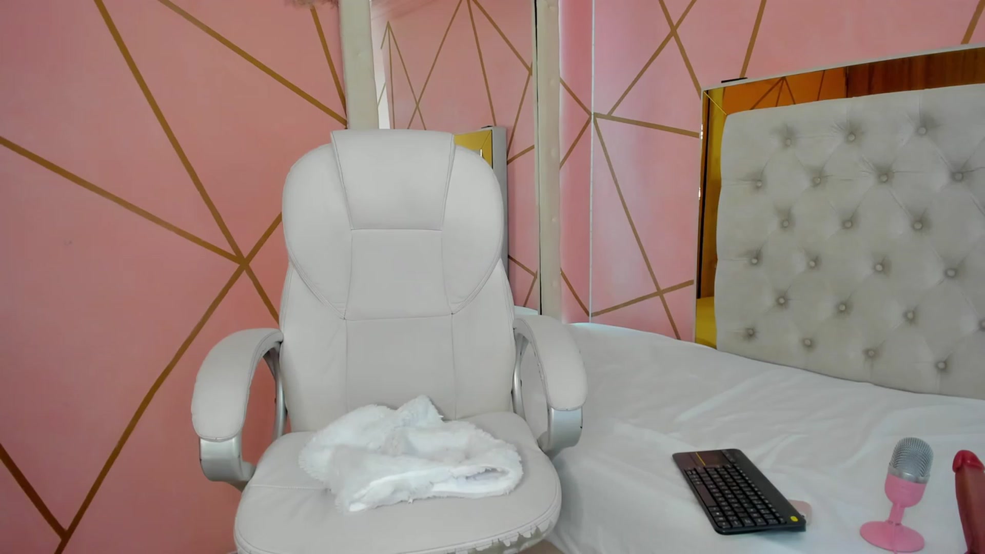 Gallery image thumbnail from Caro_Cano's myfreecams stream on, 12/18/2022, 17:09 image 15 of 20
