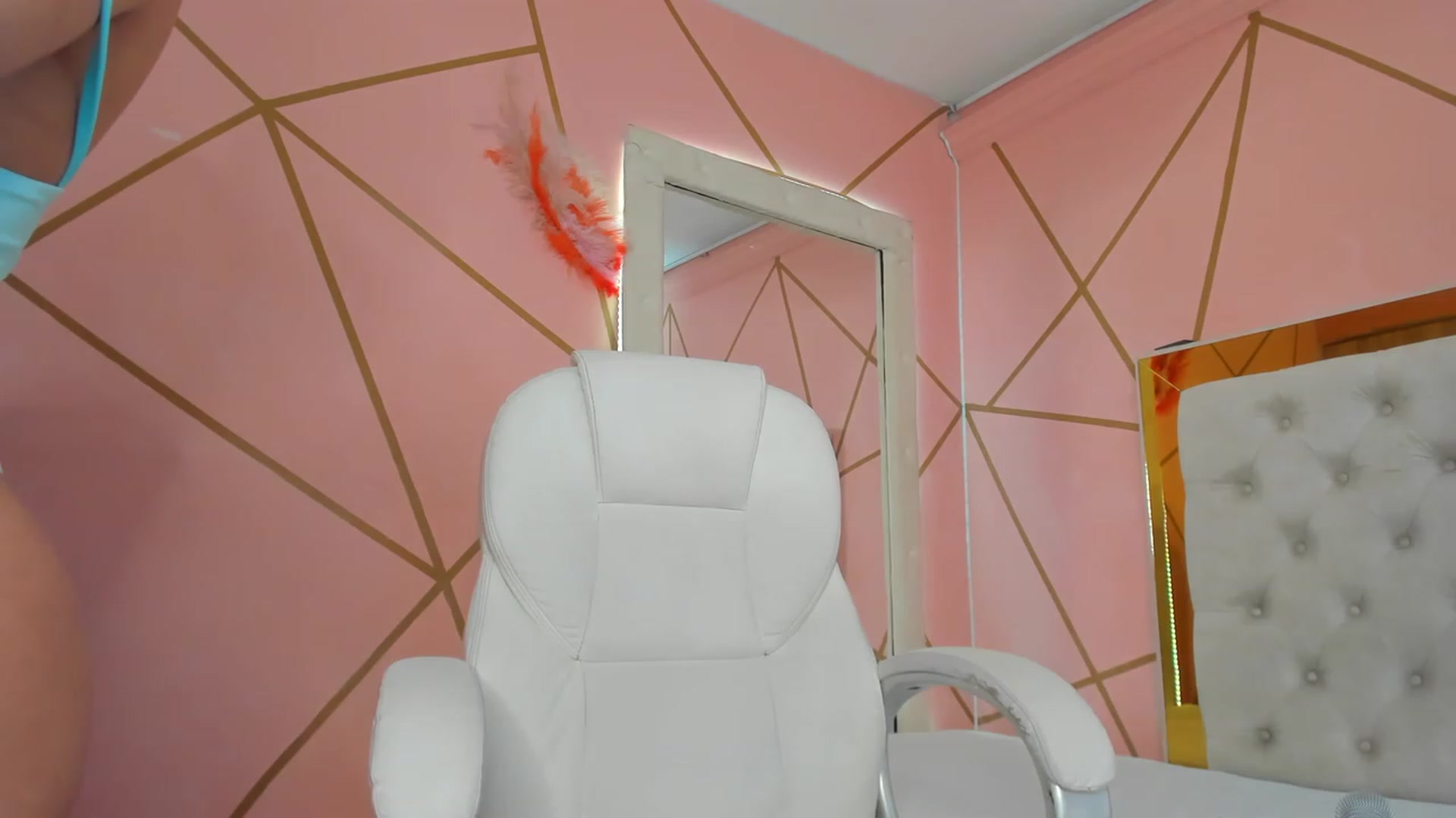 Gallery image thumbnail from Caro_Cano's myfreecams stream on, 12/19/2022, 16:43 image 15 of 20