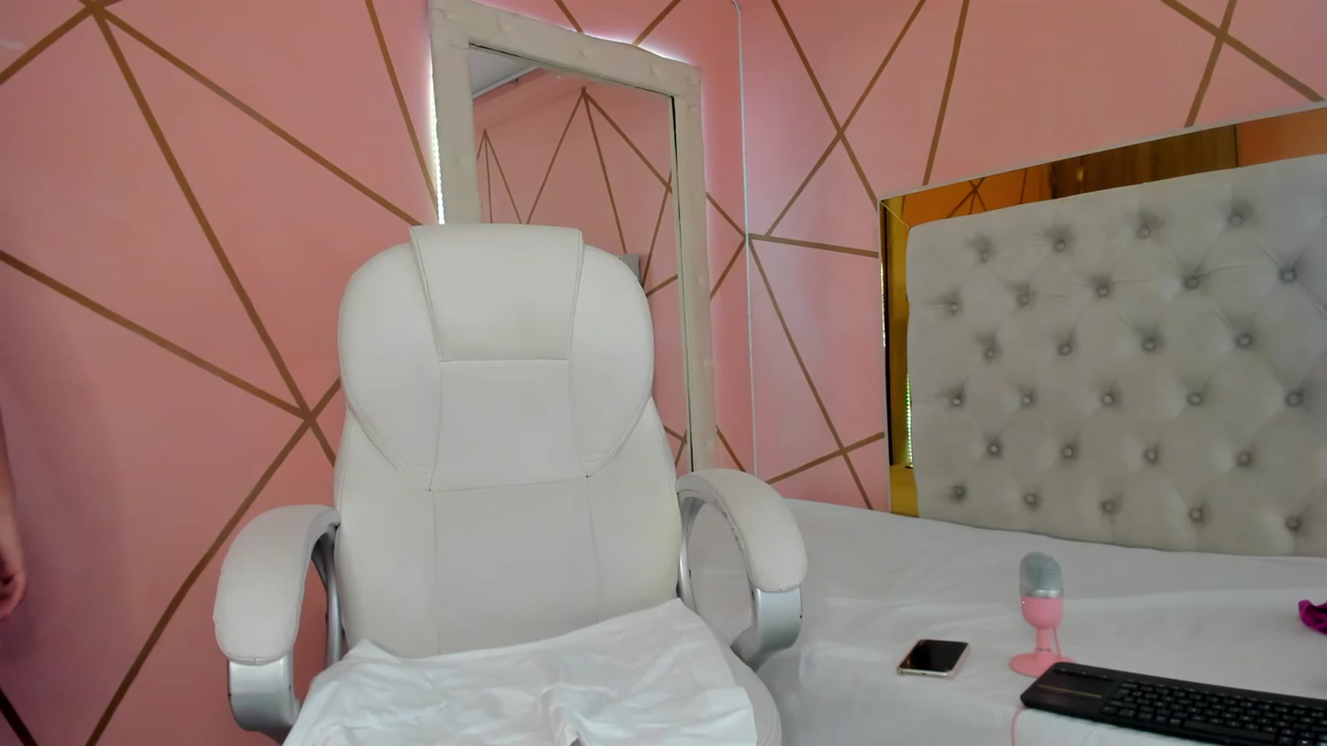 Gallery image thumbnail from Caro_Cano's myfreecams stream on, 12/22/2022, 15:50 image 17 of 20