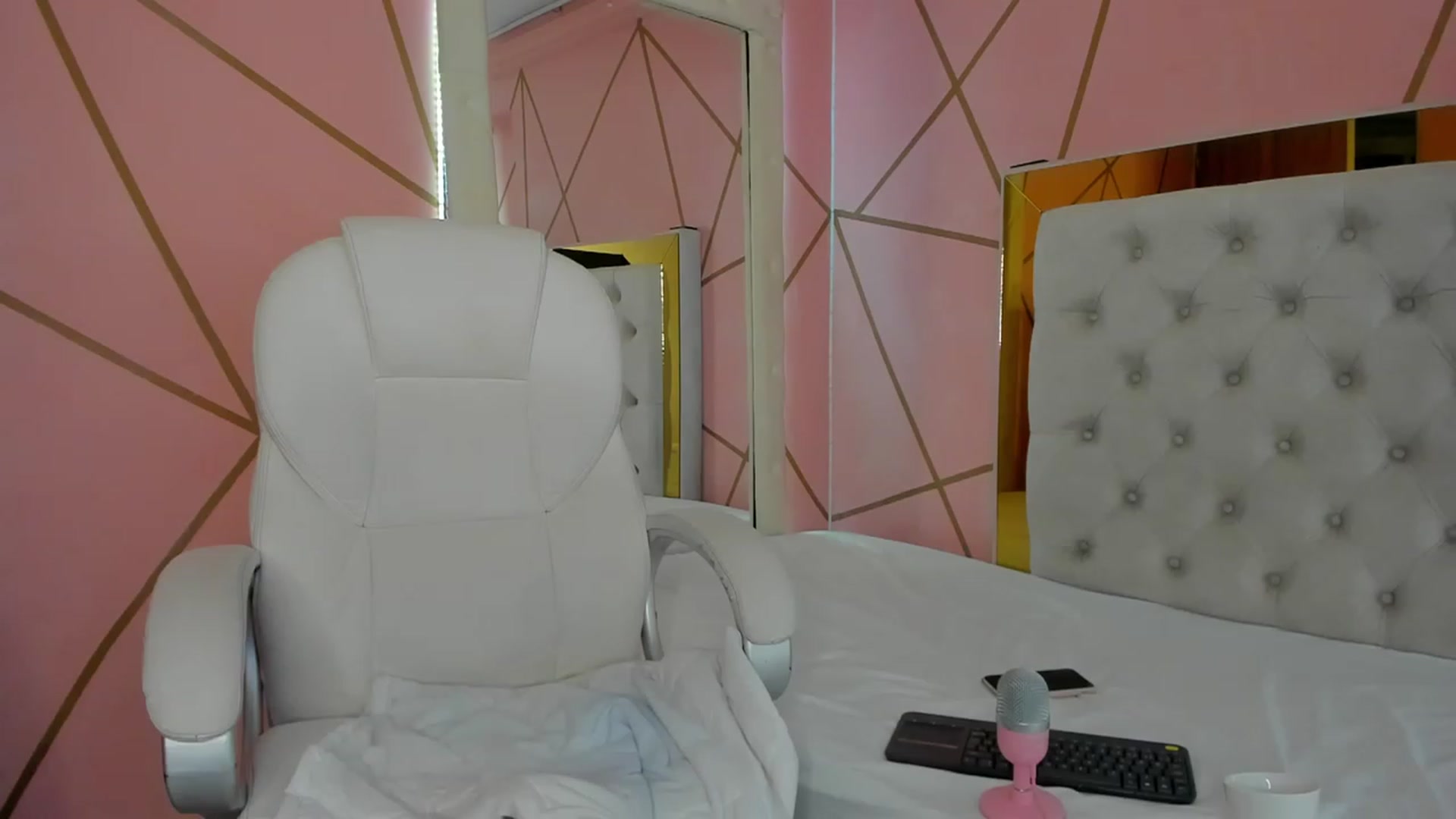 Gallery image thumbnail from Caro_Cano's myfreecams stream on, 12/24/2022, 17:09 image 20 of 20
