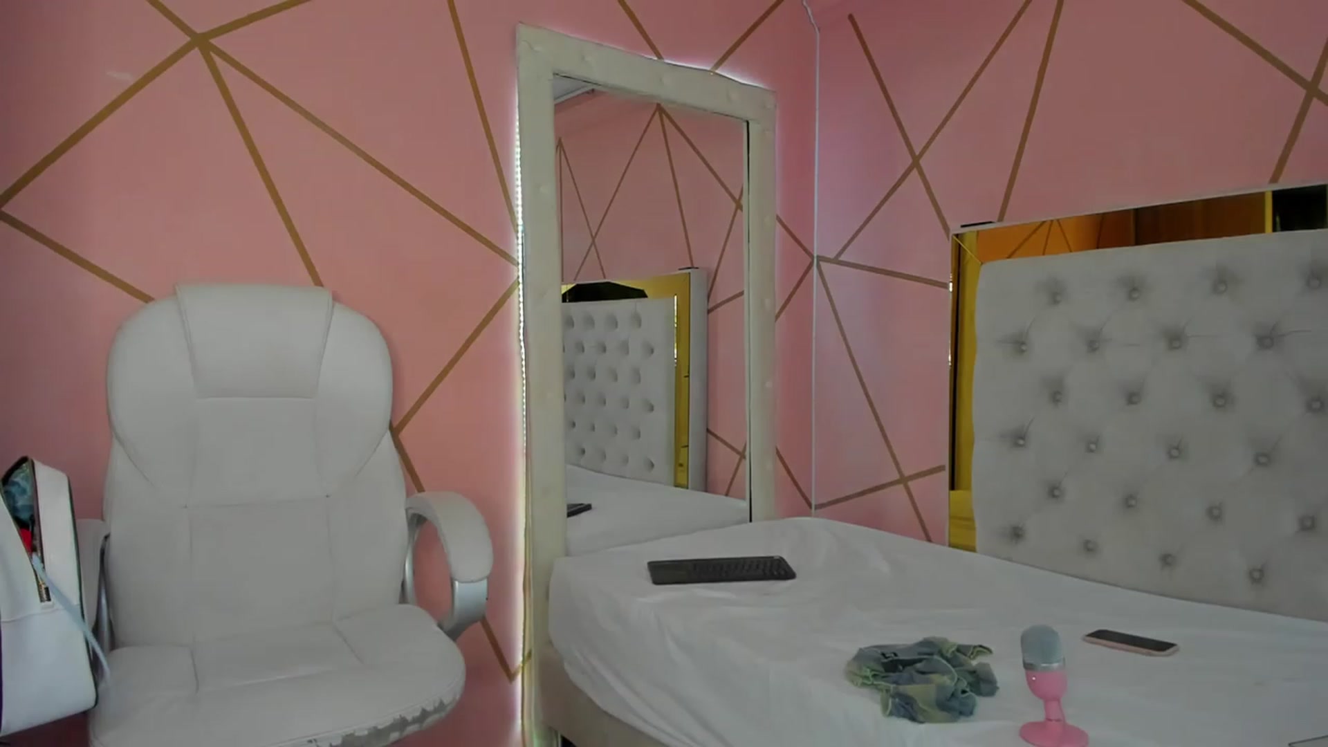 Gallery image thumbnail from Caro_Cano's myfreecams stream on, 12/26/2022, 19:11 image 1 of 20