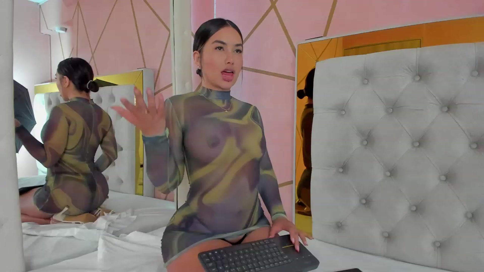 Gallery image thumbnail from Caro_Cano's myfreecams stream on, 12/26/2022, 22:13 image 3 of 20