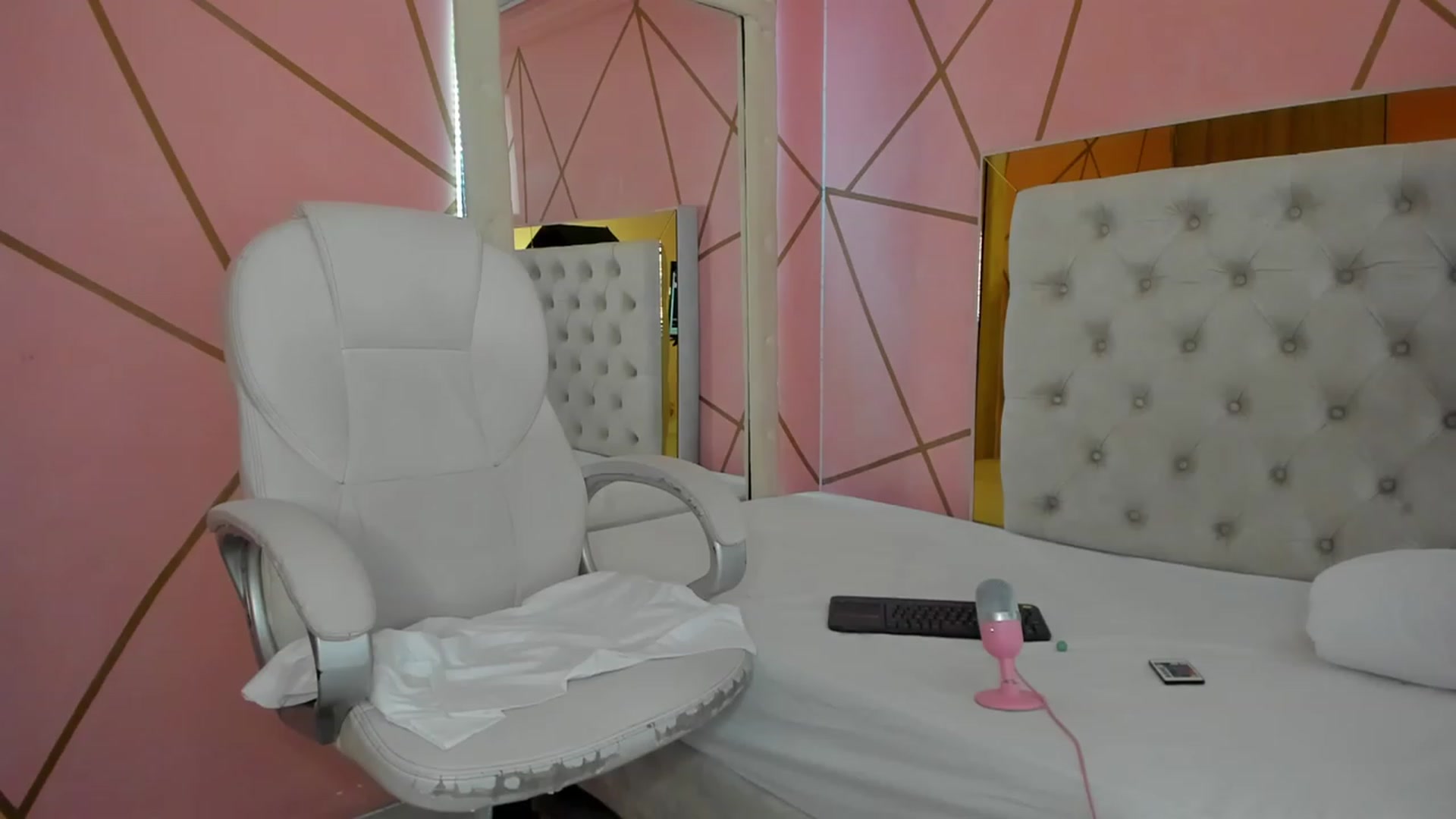 Gallery image thumbnail from Caro_Cano's myfreecams stream on, 12/27/2022, 16:48 image 5 of 20