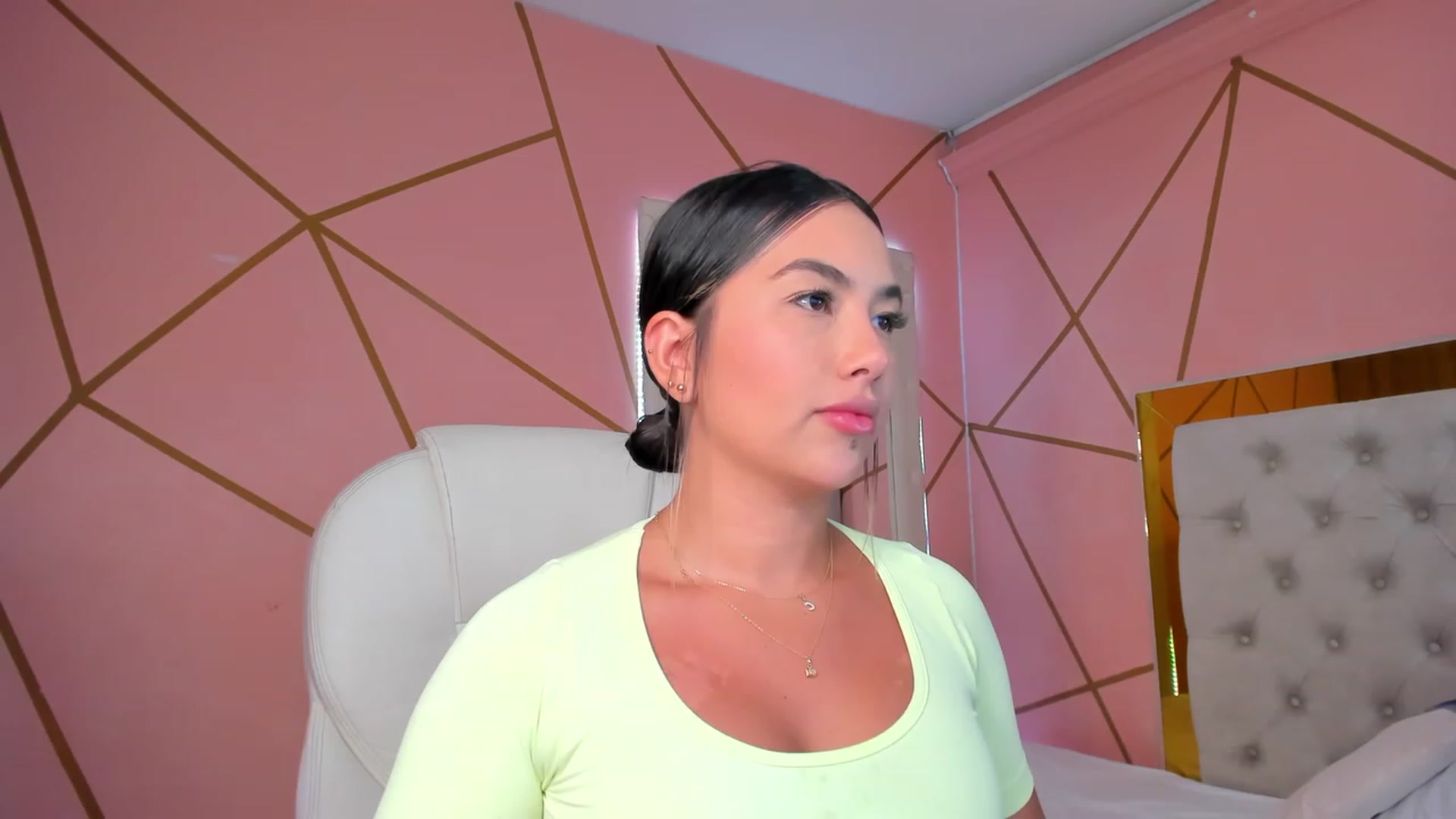 Gallery image thumbnail from Caro_Cano's myfreecams stream on, 01/08/2023, 19:16 image 1 of 20