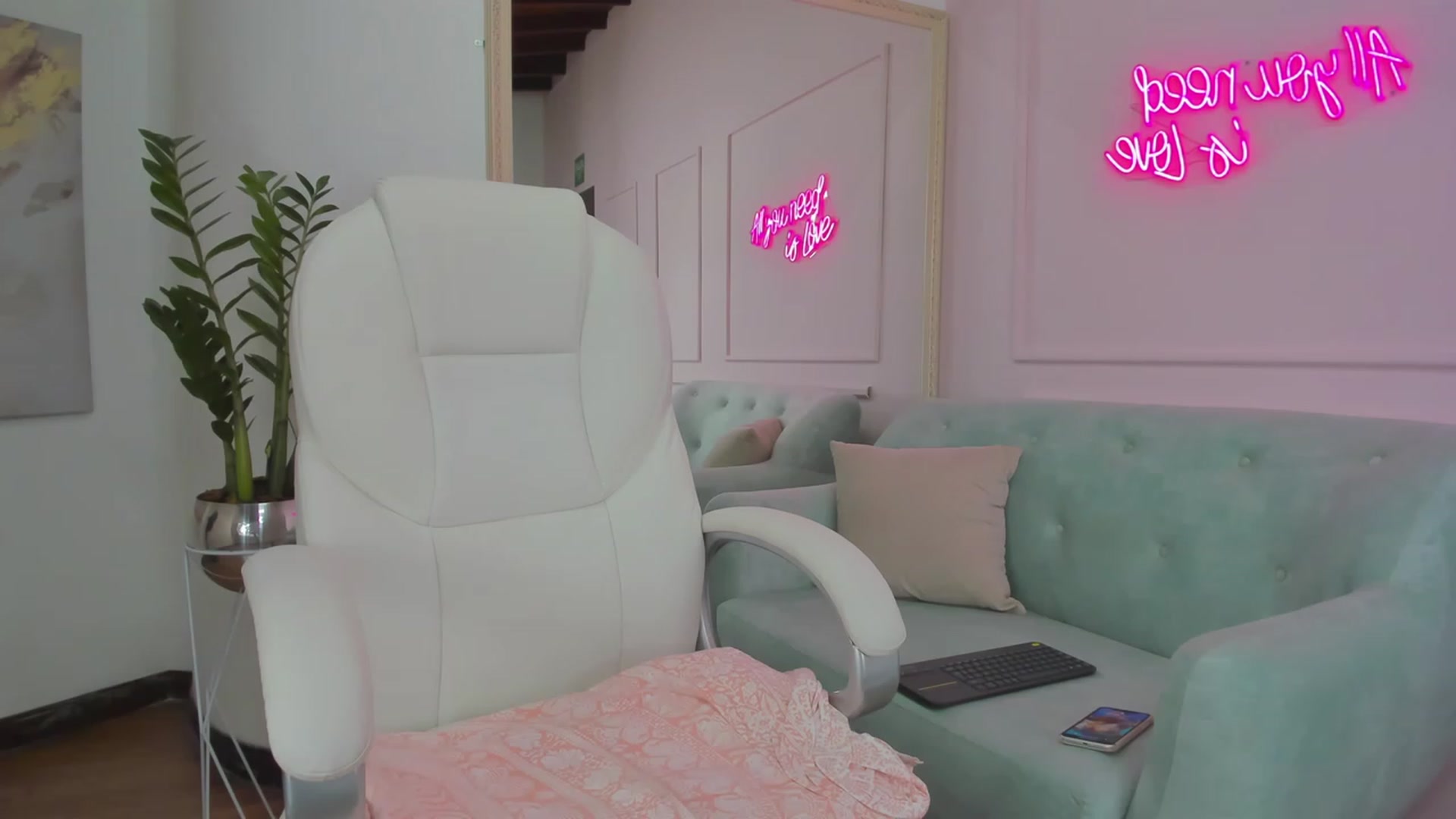 Gallery image thumbnail from Caro_Cano's myfreecams stream on, 01/12/2023, 18:05 image 14 of 20