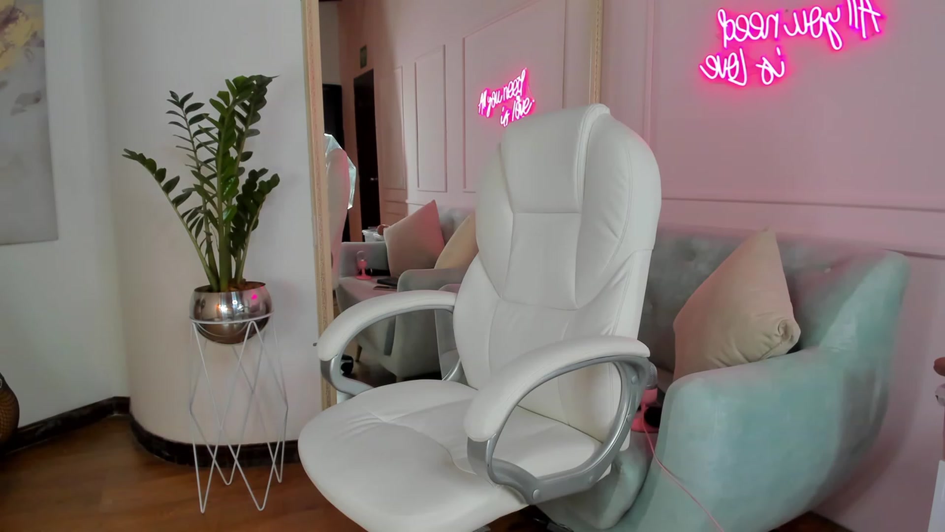 Gallery image thumbnail from Caro_Cano's myfreecams stream on, 01/25/2023, 19:16 image 6 of 20