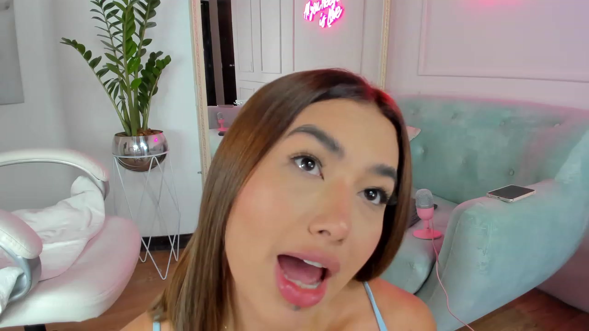 Gallery image thumbnail from Caro_Cano's myfreecams stream on, 02/03/2023, 15:18 image 6 of 20