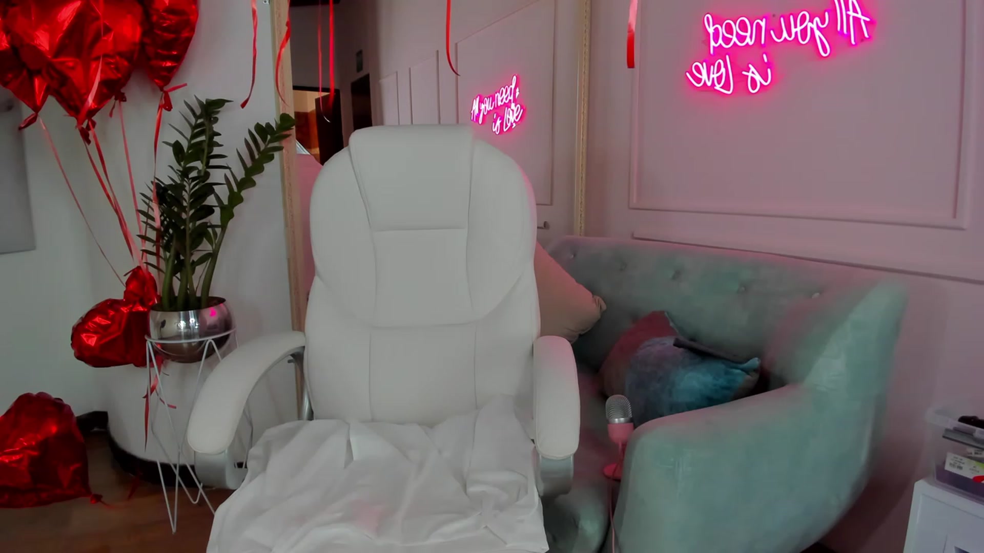 Gallery image thumbnail from Caro_Cano's myfreecams stream on, 02/19/2023, 15:23 image 2 of 20