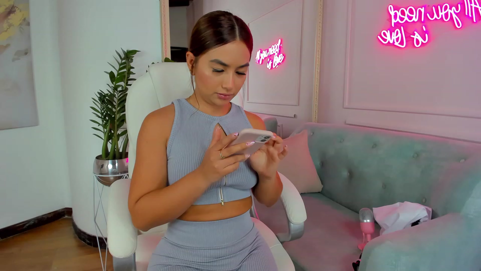 Gallery image thumbnail from Caro_Cano's myfreecams stream on, 02/20/2023, 19:00 image 19 of 20
