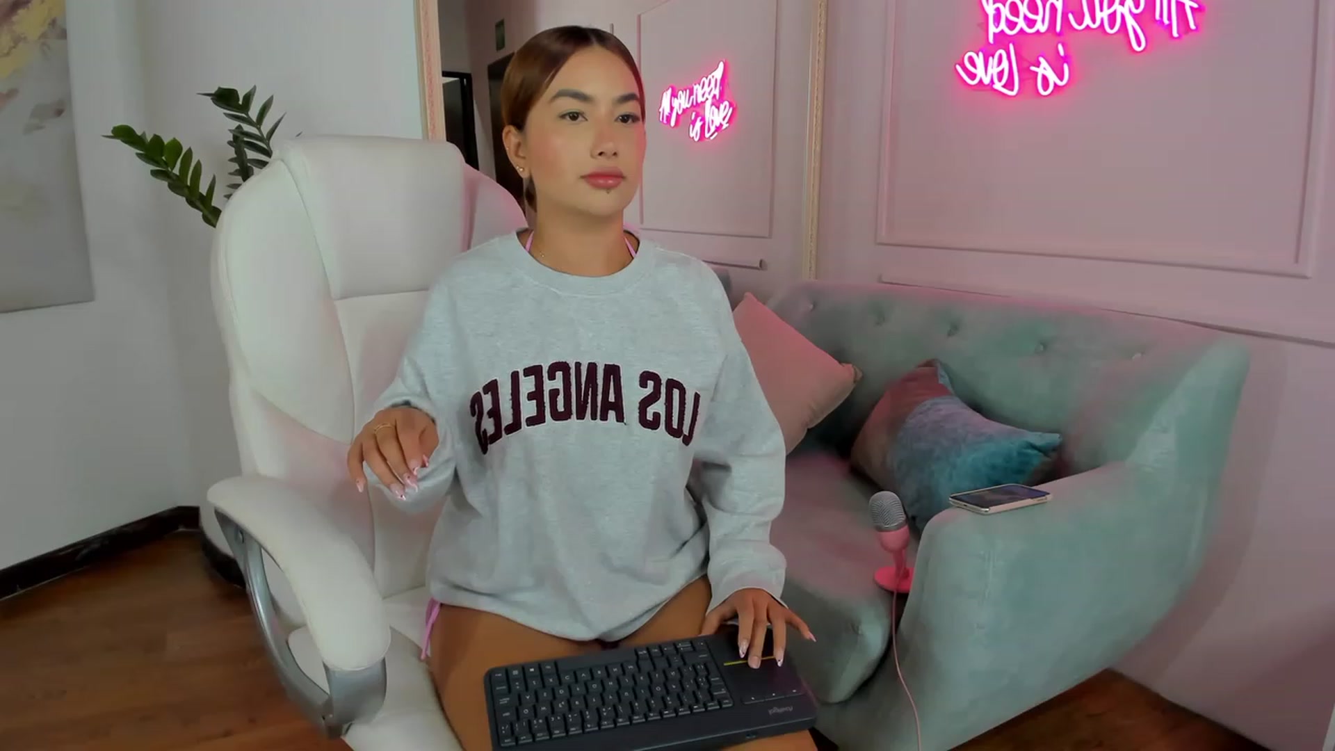 Gallery image thumbnail from Caro_Cano's myfreecams stream on, 03/11/2023, 14:48 image 9 of 20