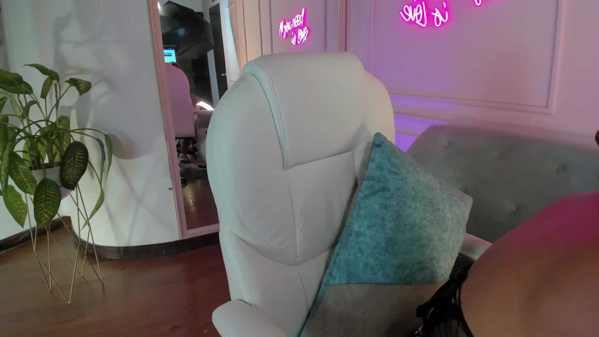 Gallery image thumbnail from Caro_Cano's myfreecams stream on, 08/23/2023, 06:32 image 17 of 20