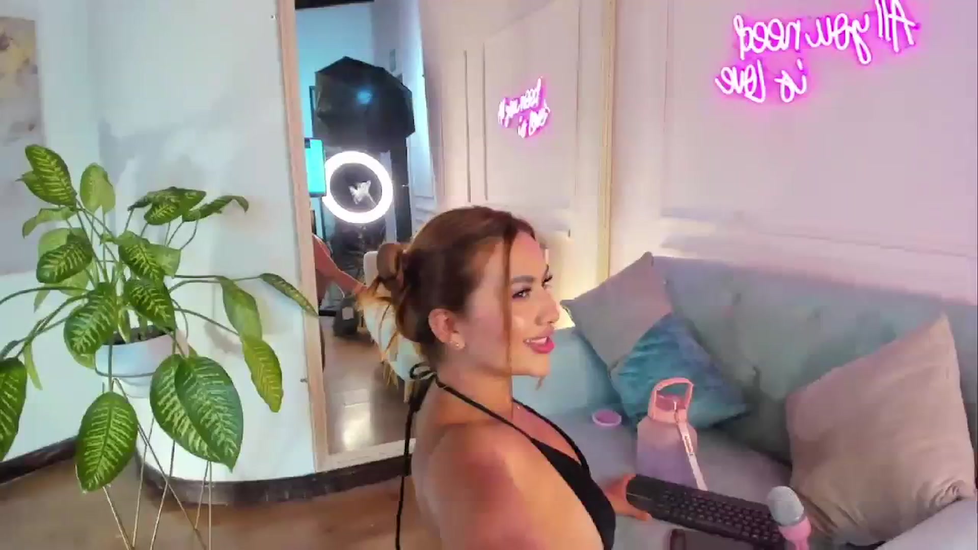 Gallery image thumbnail from Caro_Cano's myfreecams stream on, 10/24/2023, 24:13 image 16 of 20