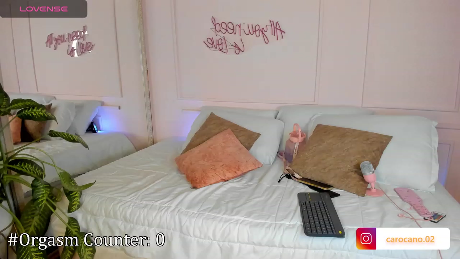 Gallery image thumbnail from Caro_Cano's myfreecams stream on, 12/24/2023, 03:55 image 16 of 20