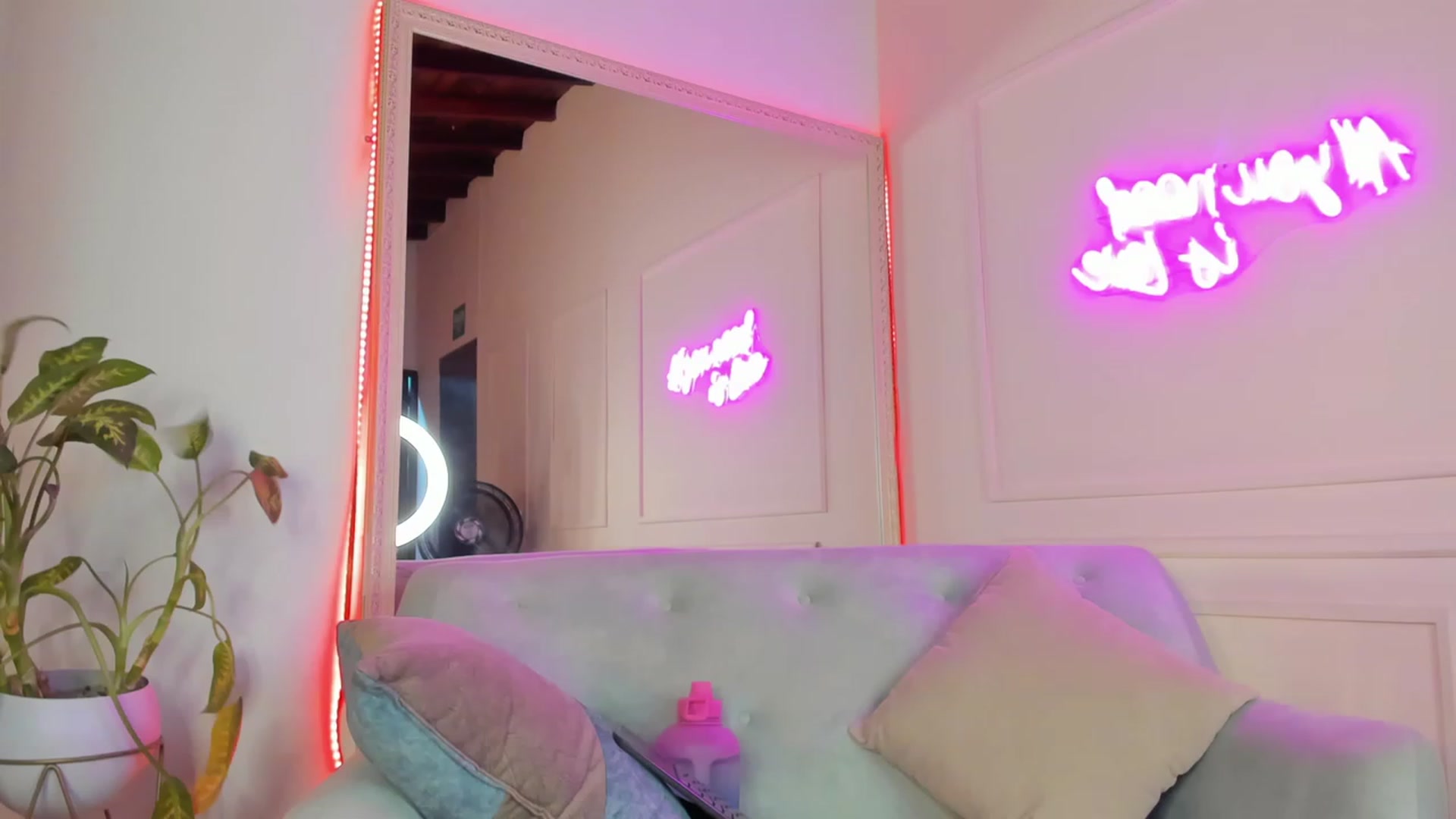 Gallery image thumbnail from Caro_Cano's myfreecams stream on, 01/30/2024, 03:27 image 17 of 20