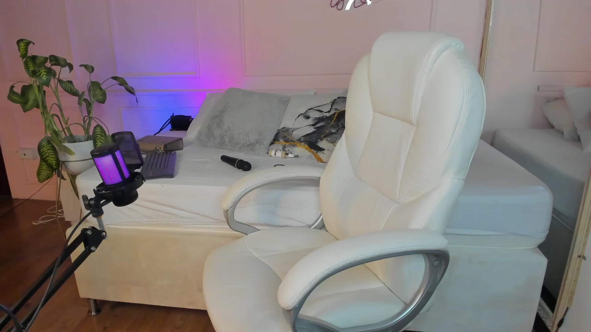 Gallery image thumbnail from Caro_Cano's myfreecams stream on, 02/20/2024, 01:36 image 17 of 20