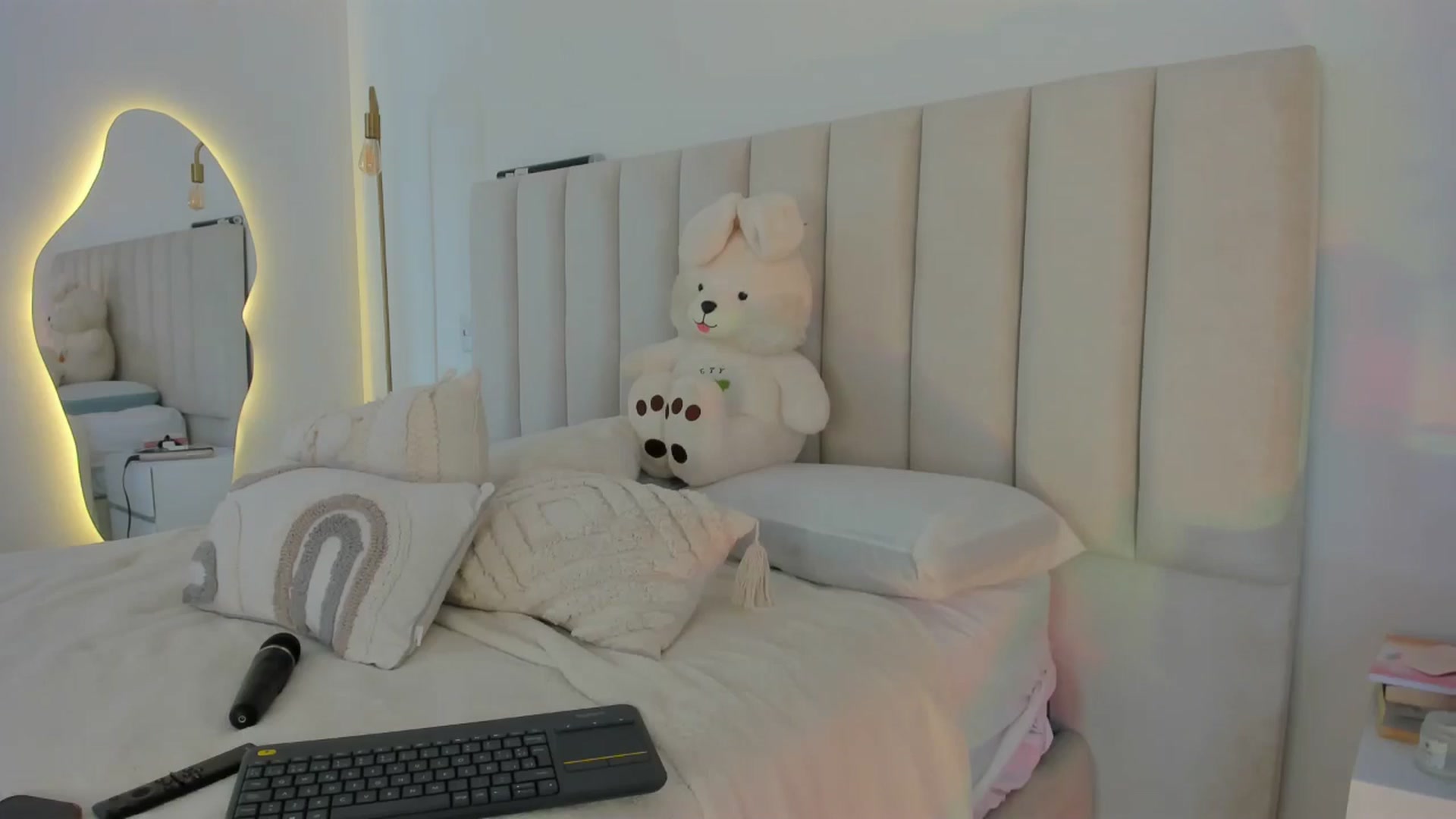 Gallery image thumbnail from Caro_Cano's myfreecams stream on, 07/10/2024, 17:04 image 18 of 20