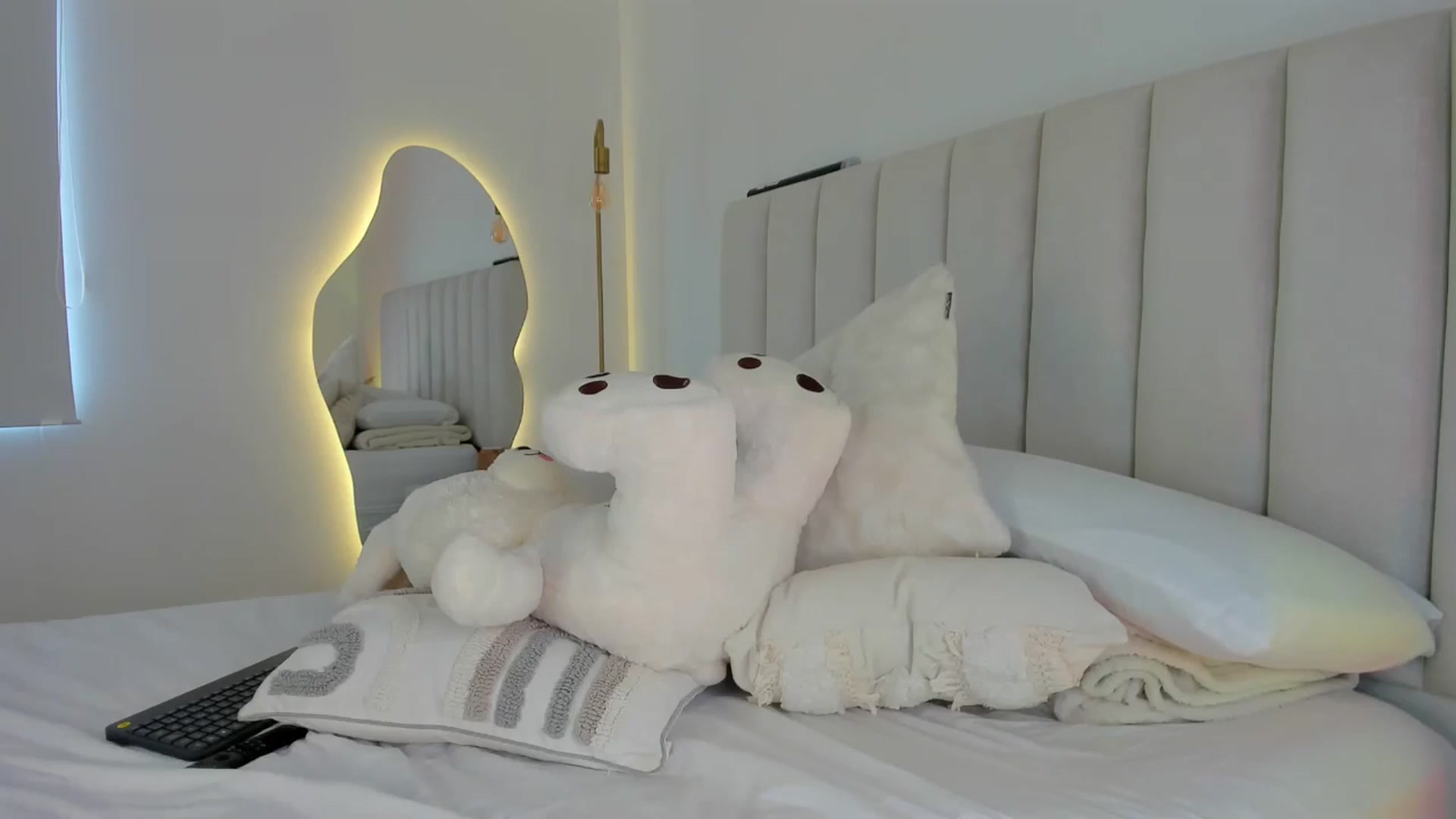 Gallery image thumbnail from Caro_Cano's myfreecams stream on, 07/16/2024, 21:22 image 3 of 20