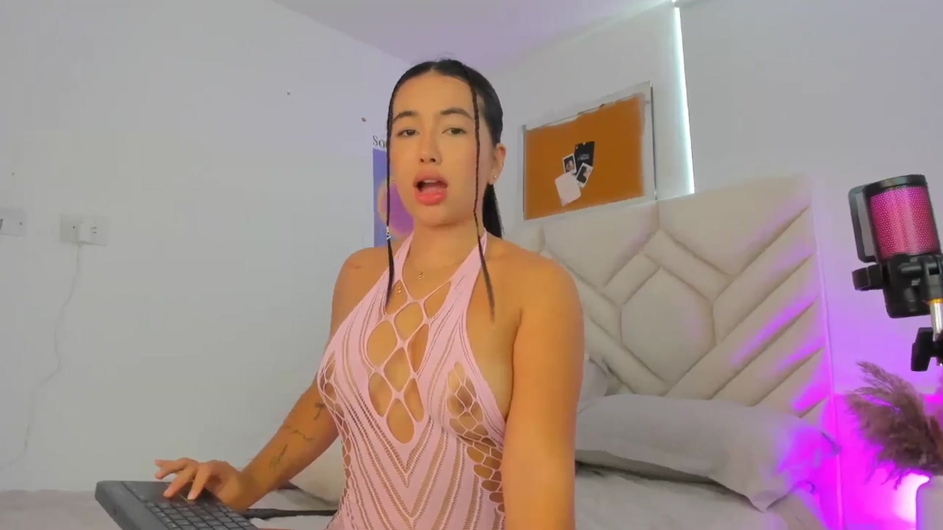 Gallery image thumbnail from Caro_Cano's myfreecams stream on, 08/06/2024, 16:34 image 2 of 20