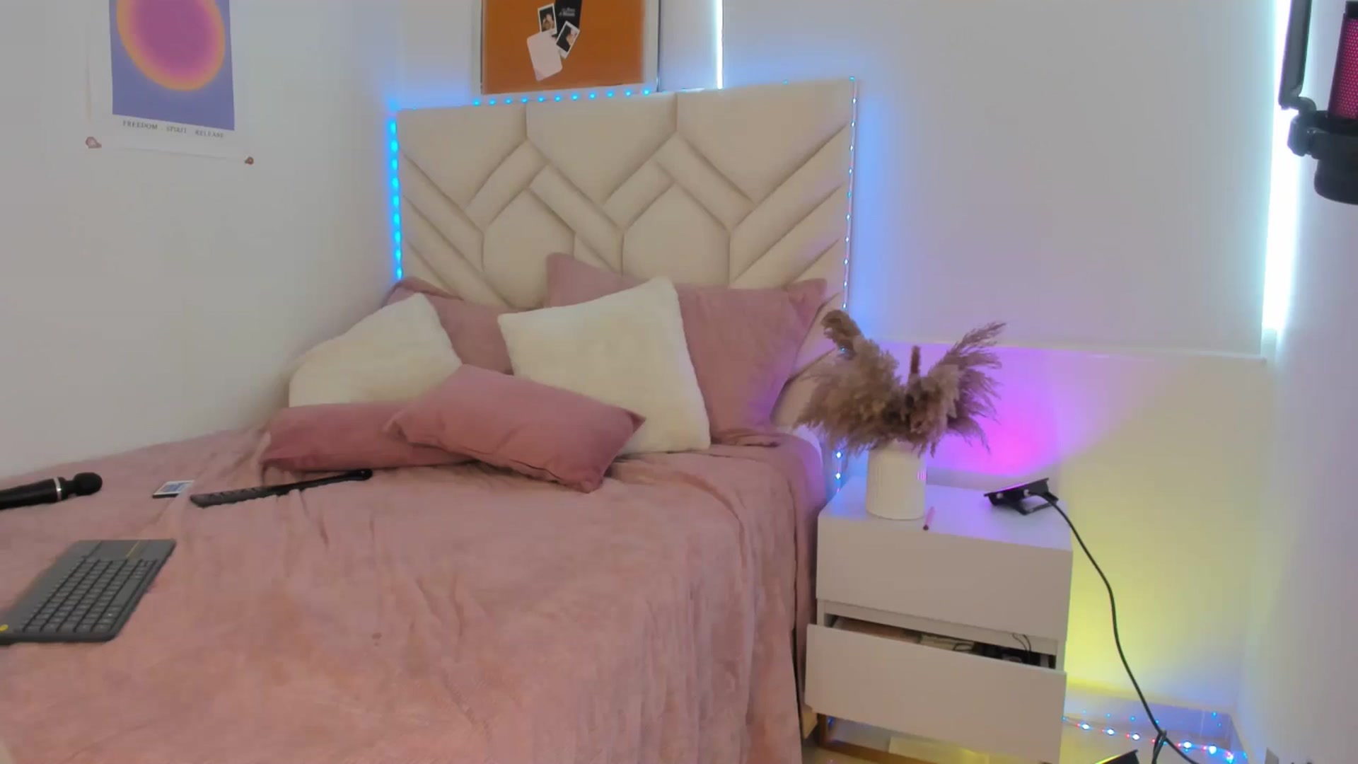Gallery image thumbnail from Caro_Cano's myfreecams stream on, 08/29/2024, 18:04 image 12 of 20