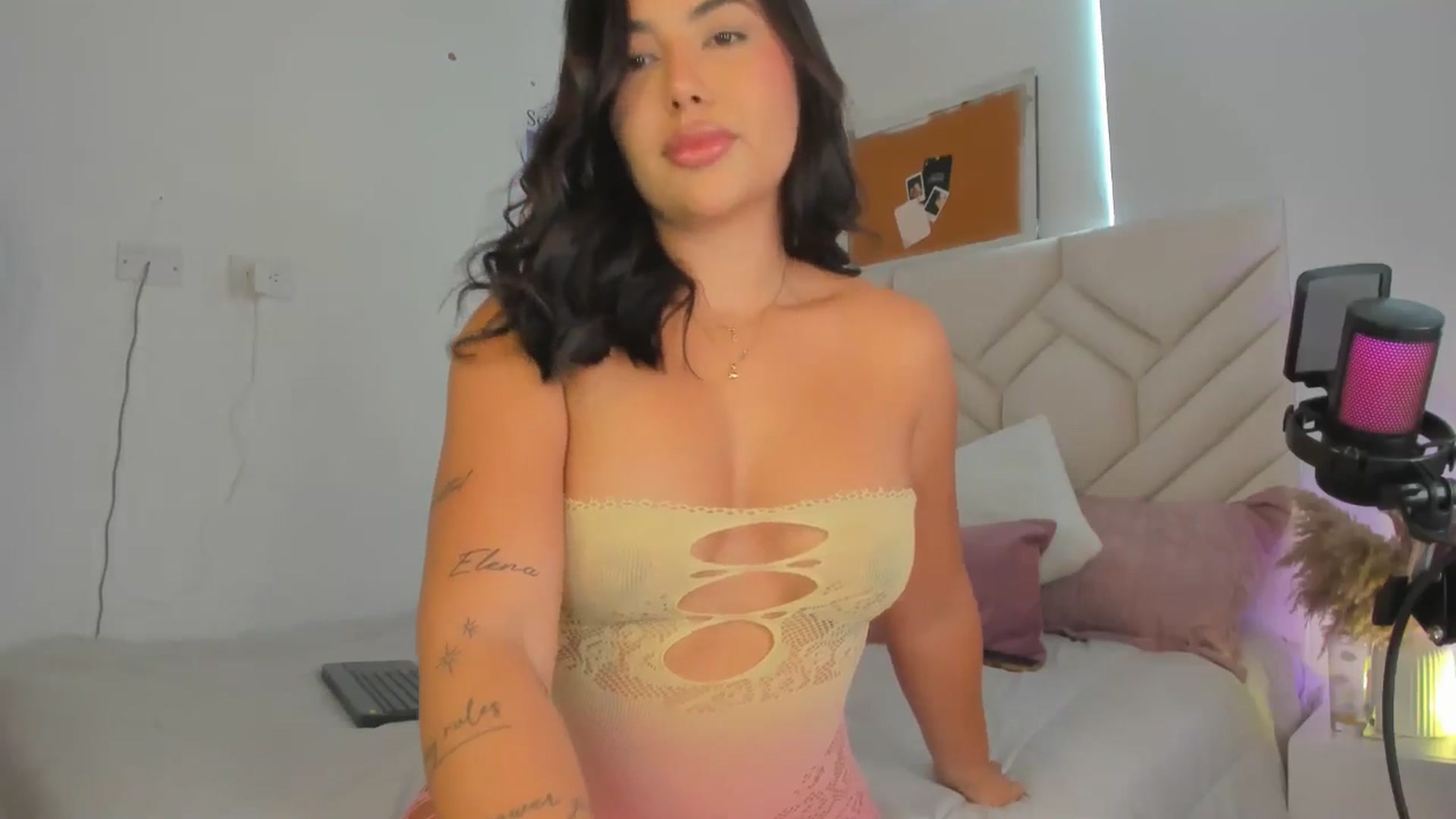 Gallery image thumbnail from Caro_Cano's myfreecams stream on, 09/03/2024, 17:43 image 5 of 20