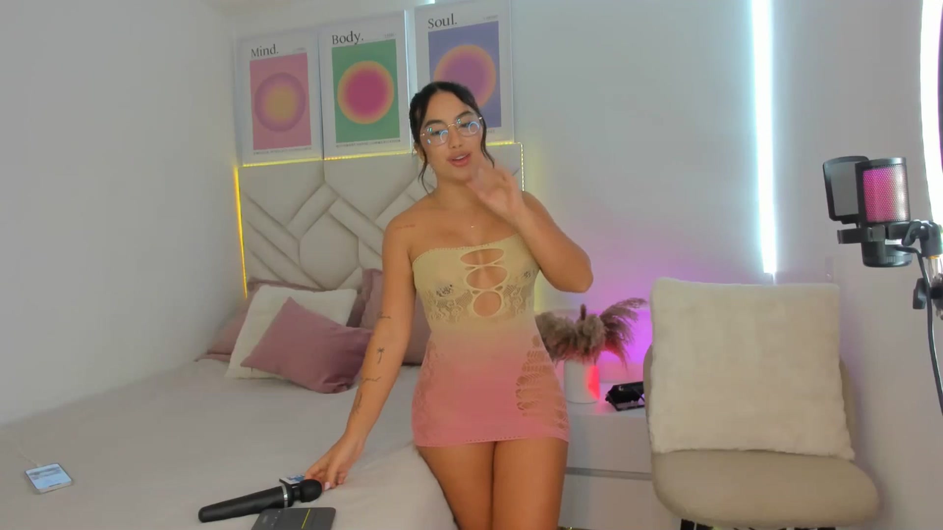 Gallery image thumbnail from Caro_Cano's myfreecams stream on, 10/02/2024, 17:13 image 5 of 20