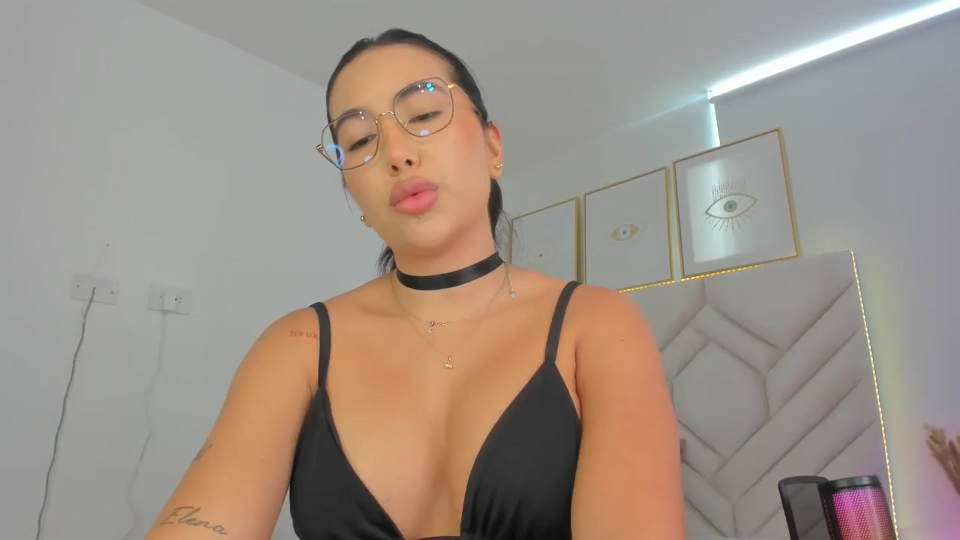 Gallery image thumbnail from Caro_Cano's myfreecams stream on, 10/07/2024, 19:11 image 6 of 20