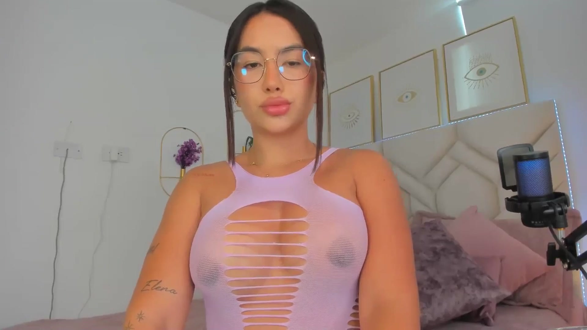 Gallery image thumbnail from Caro_Cano's myfreecams stream on, 10/24/2024, 19:27 image 7 of 20