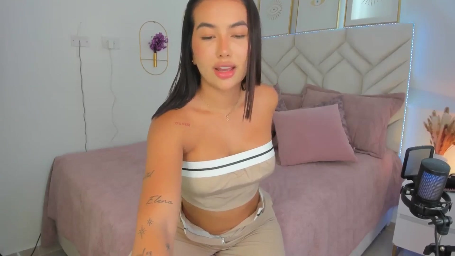 Gallery image thumbnail from Caro_Cano's myfreecams stream on, 10/26/2024, 18:18 image 7 of 20
