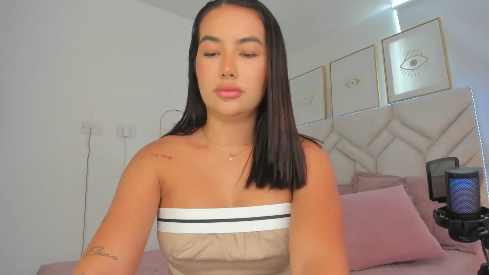 Gallery image thumbnail from Caro_Cano's myfreecams stream on, 10/26/2024, 18:18 image 5 of 20