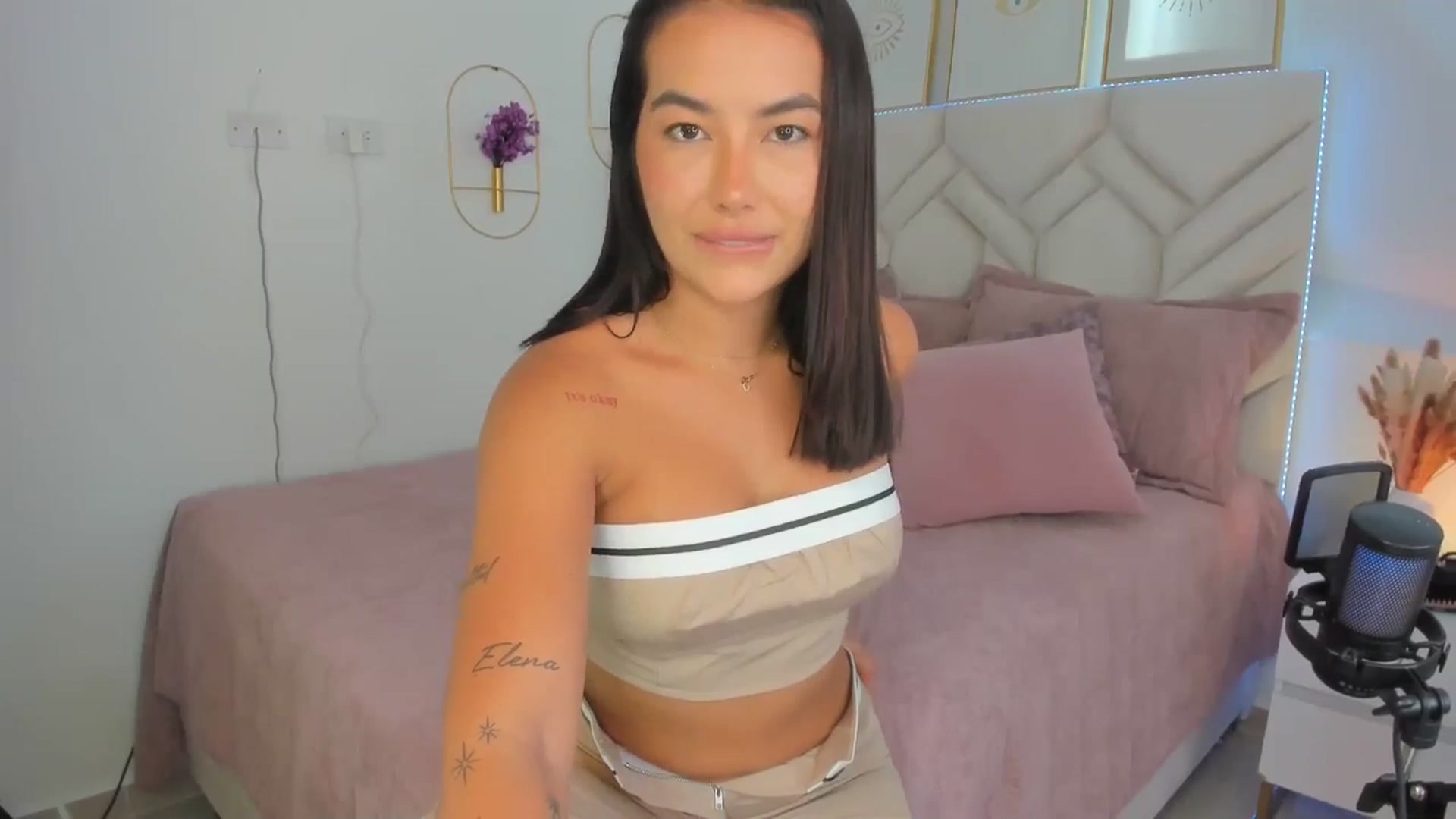 Gallery image thumbnail from Caro_Cano's myfreecams stream on, 10/26/2024, 18:18 image 6 of 20