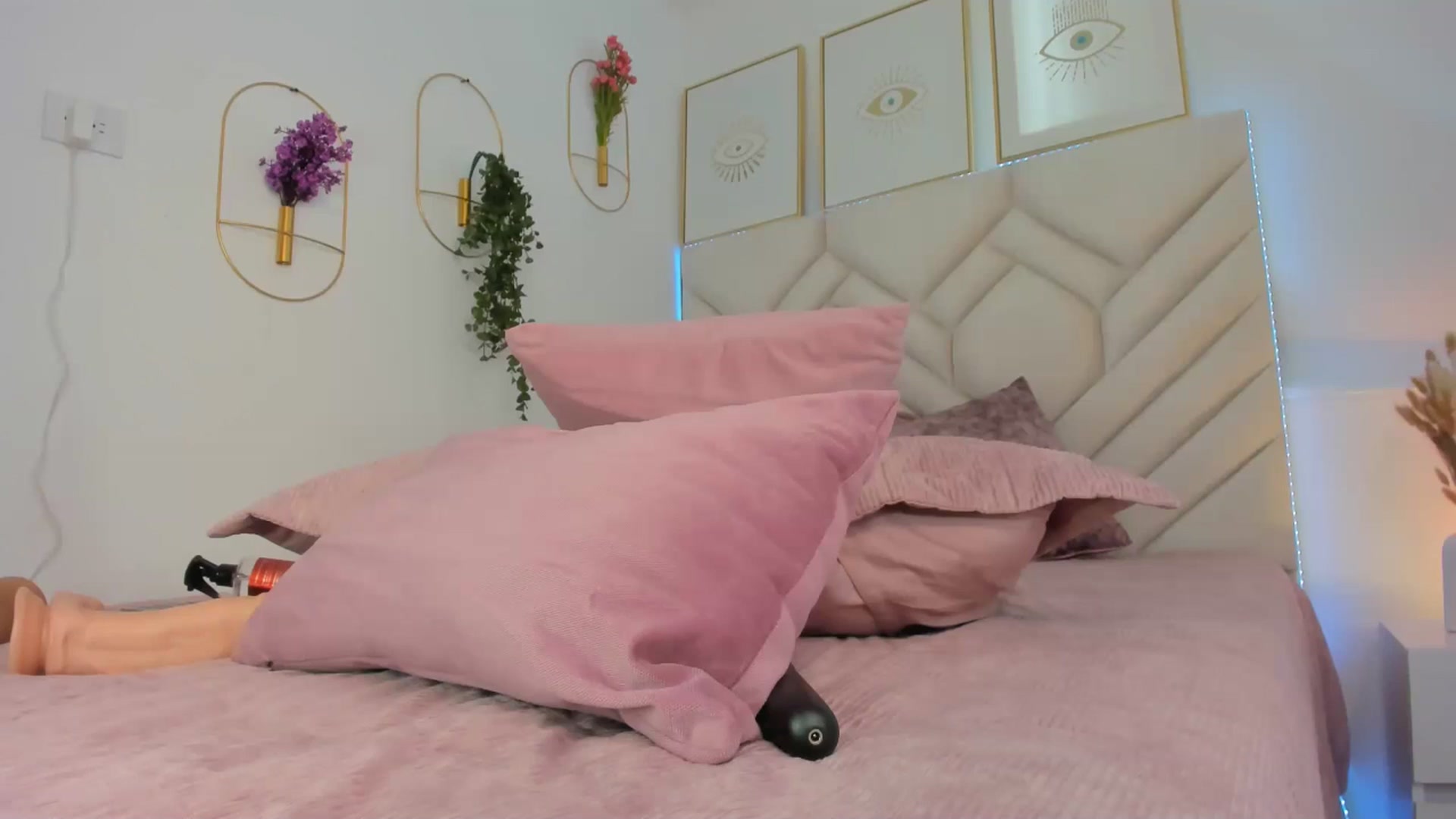 Gallery image thumbnail from Caro_Cano's myfreecams stream on, 10/26/2024, 20:12 image 16 of 20
