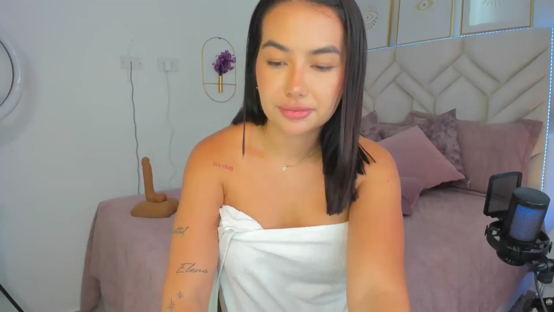 Gallery image thumbnail from Caro_Cano's myfreecams stream on, 10/26/2024, 20:12 image 19 of 20