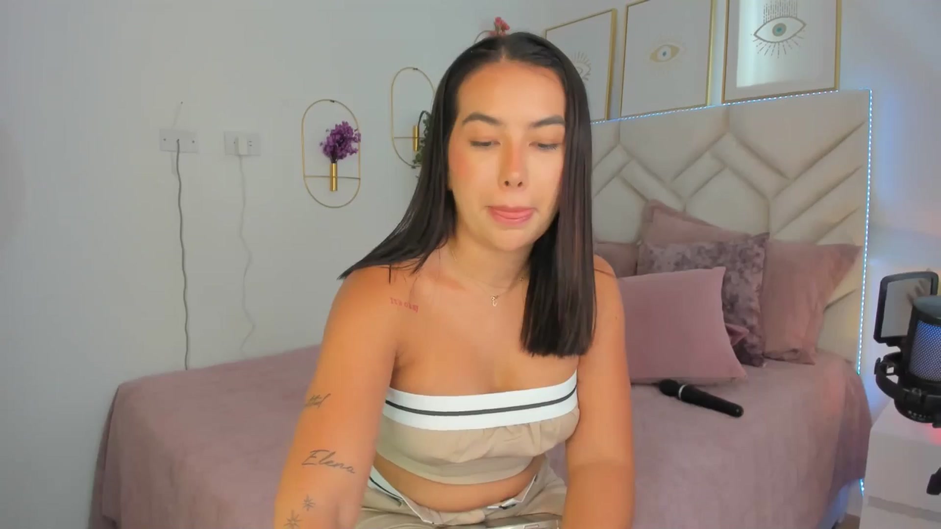 Gallery image thumbnail from Caro_Cano's myfreecams stream on, 10/26/2024, 20:12 image 4 of 20