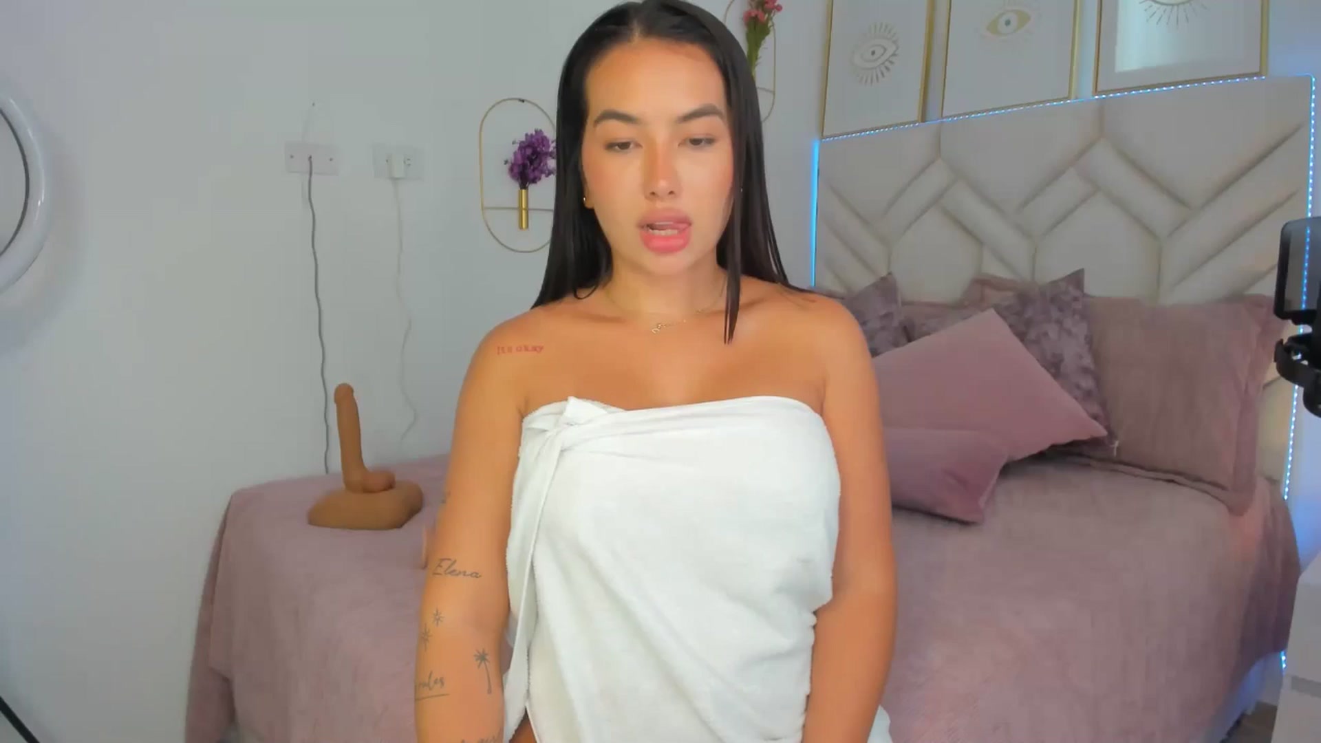 Gallery image thumbnail from Caro_Cano's myfreecams stream on, 10/26/2024, 20:12 image 18 of 20