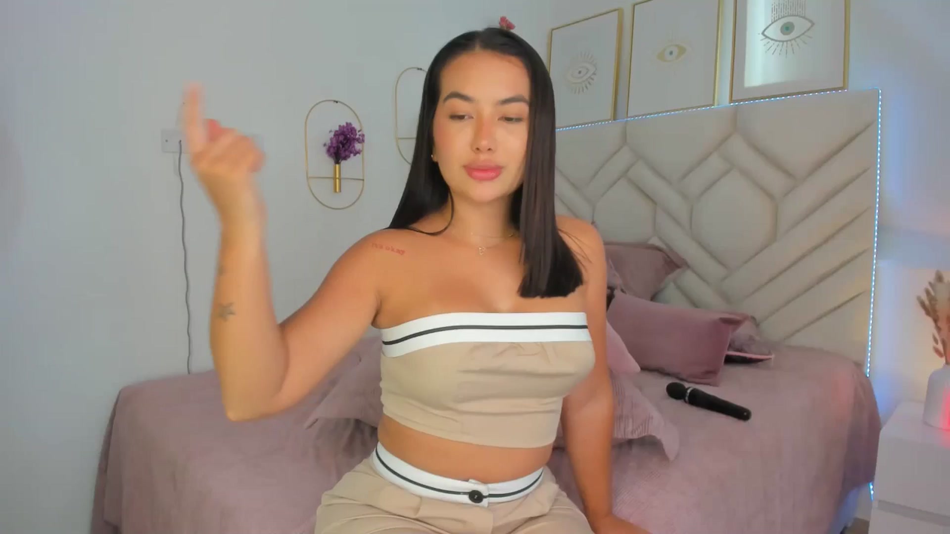 Gallery image thumbnail from Caro_Cano's myfreecams stream on, 10/26/2024, 20:12 image 1 of 20
