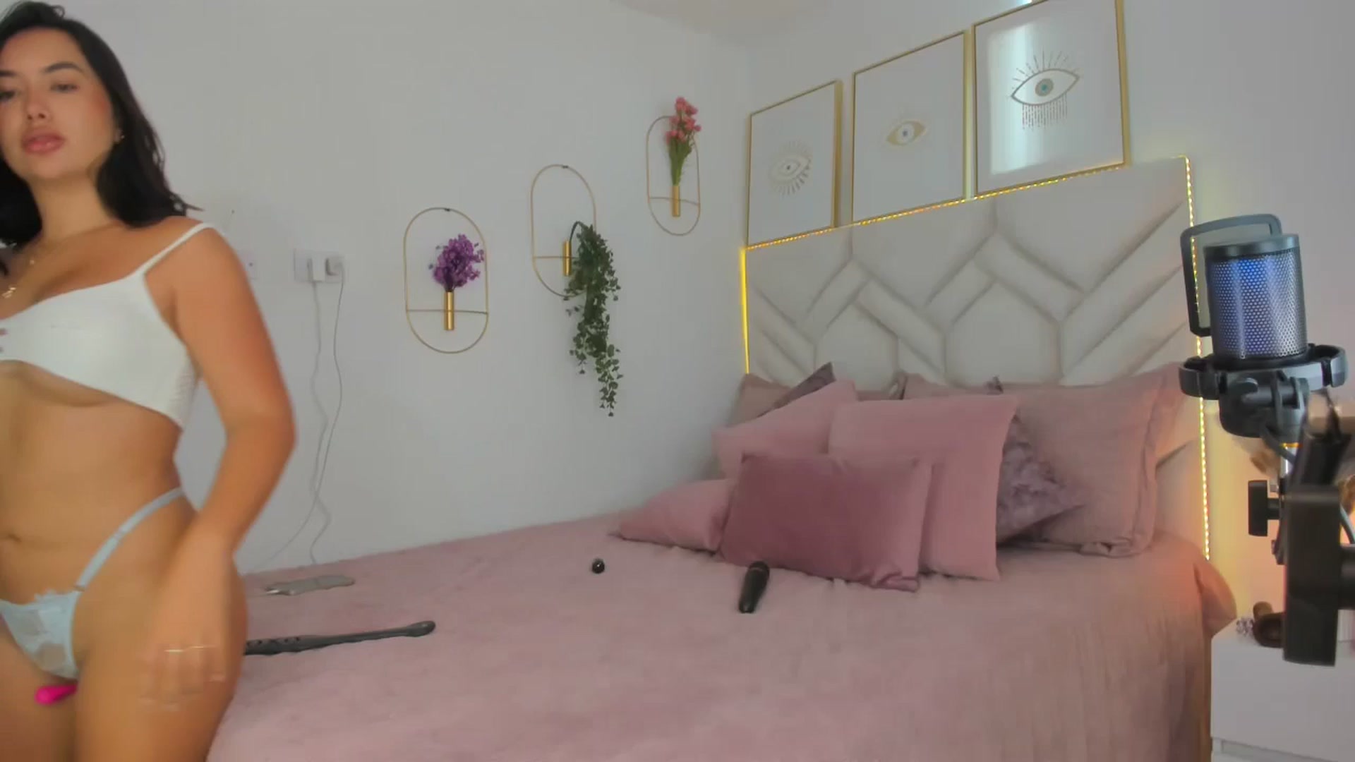 Gallery image thumbnail from Caro_Cano's myfreecams stream on, 10/29/2024, 18:42 image 11 of 20