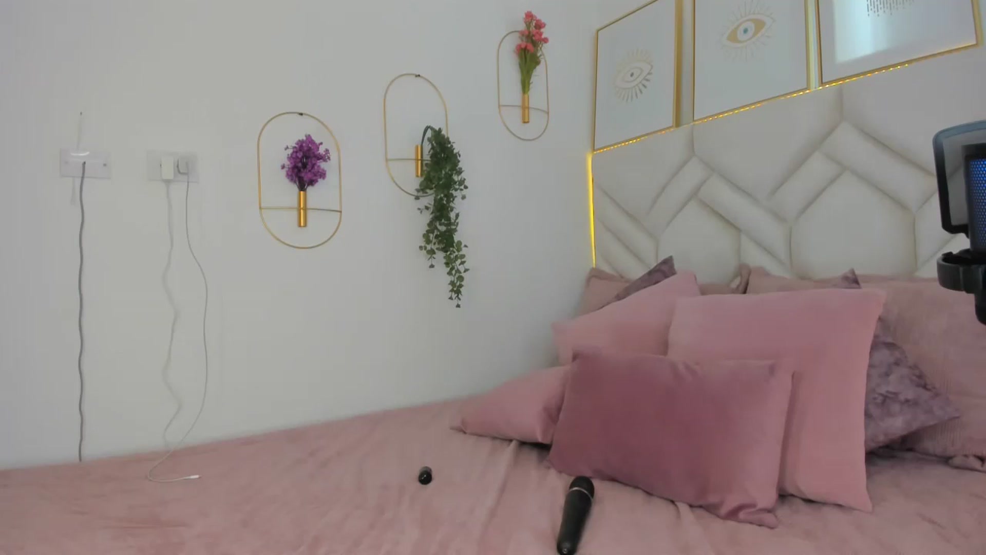 Gallery image thumbnail from Caro_Cano's myfreecams stream on, 10/29/2024, 18:42 image 7 of 20