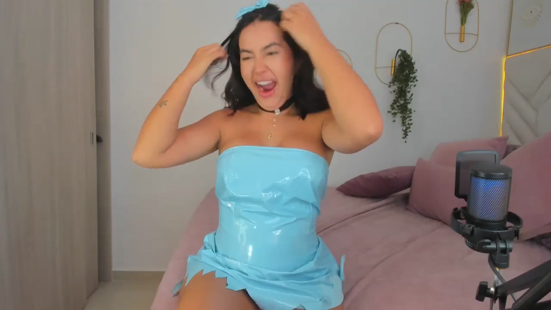Gallery image thumbnail from Caro_Cano's myfreecams stream on, 10/31/2024, 20:04 image 20 of 20