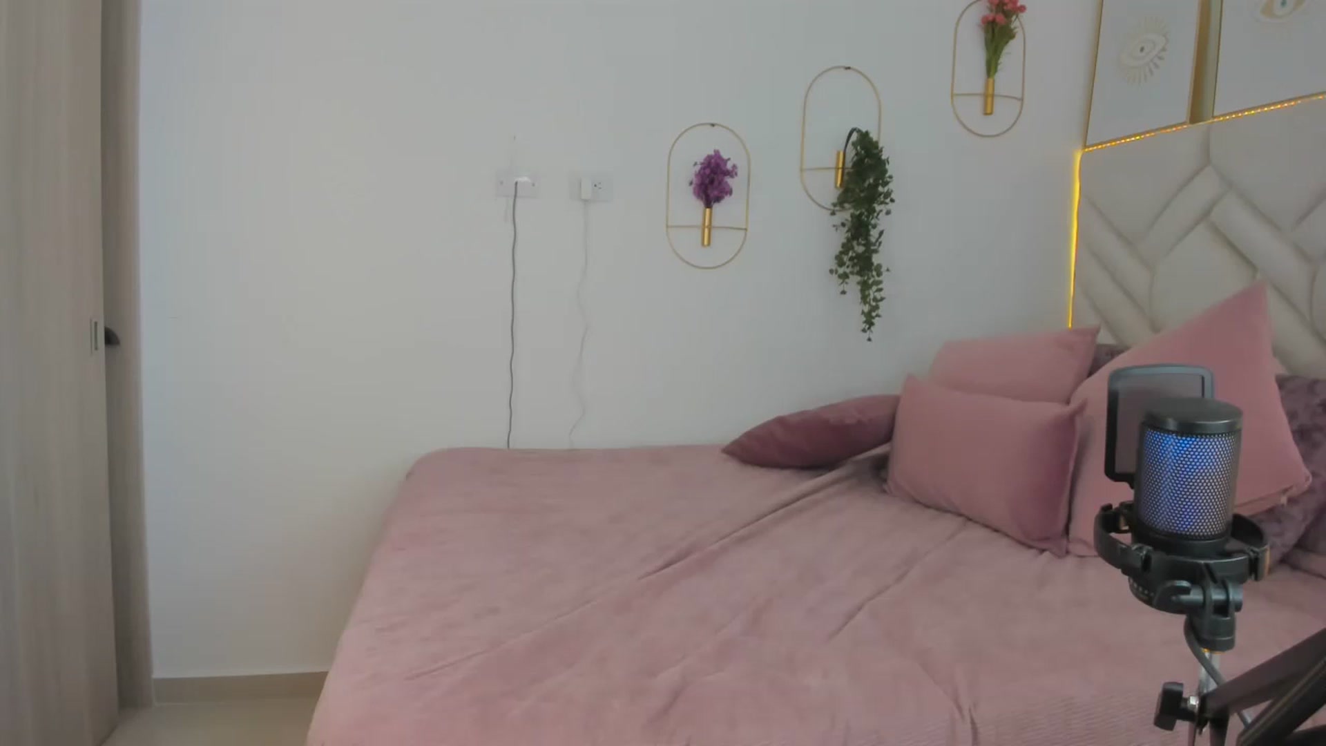 Gallery image thumbnail from Caro_Cano's myfreecams stream on, 10/31/2024, 20:37 image 5 of 20