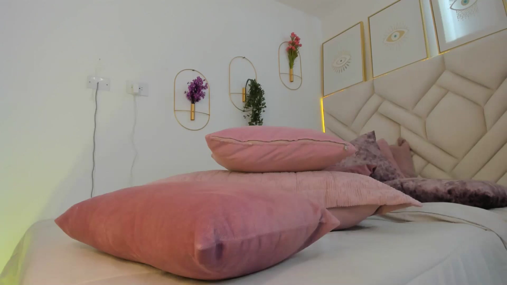 Gallery image thumbnail from Caro_Cano's myfreecams stream on, 11/02/2024, 16:40 image 8 of 20