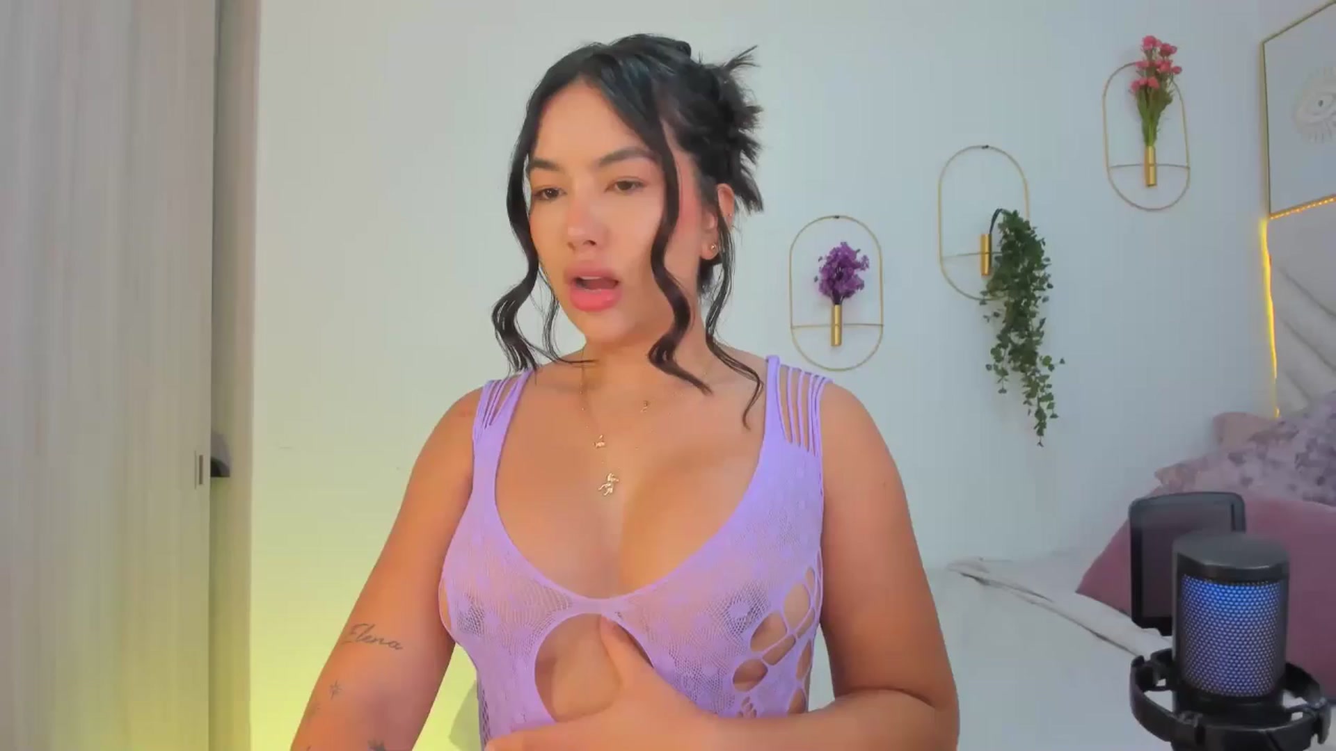 Gallery image thumbnail from Caro_Cano's myfreecams stream on, 11/02/2024, 16:40 image 1 of 20