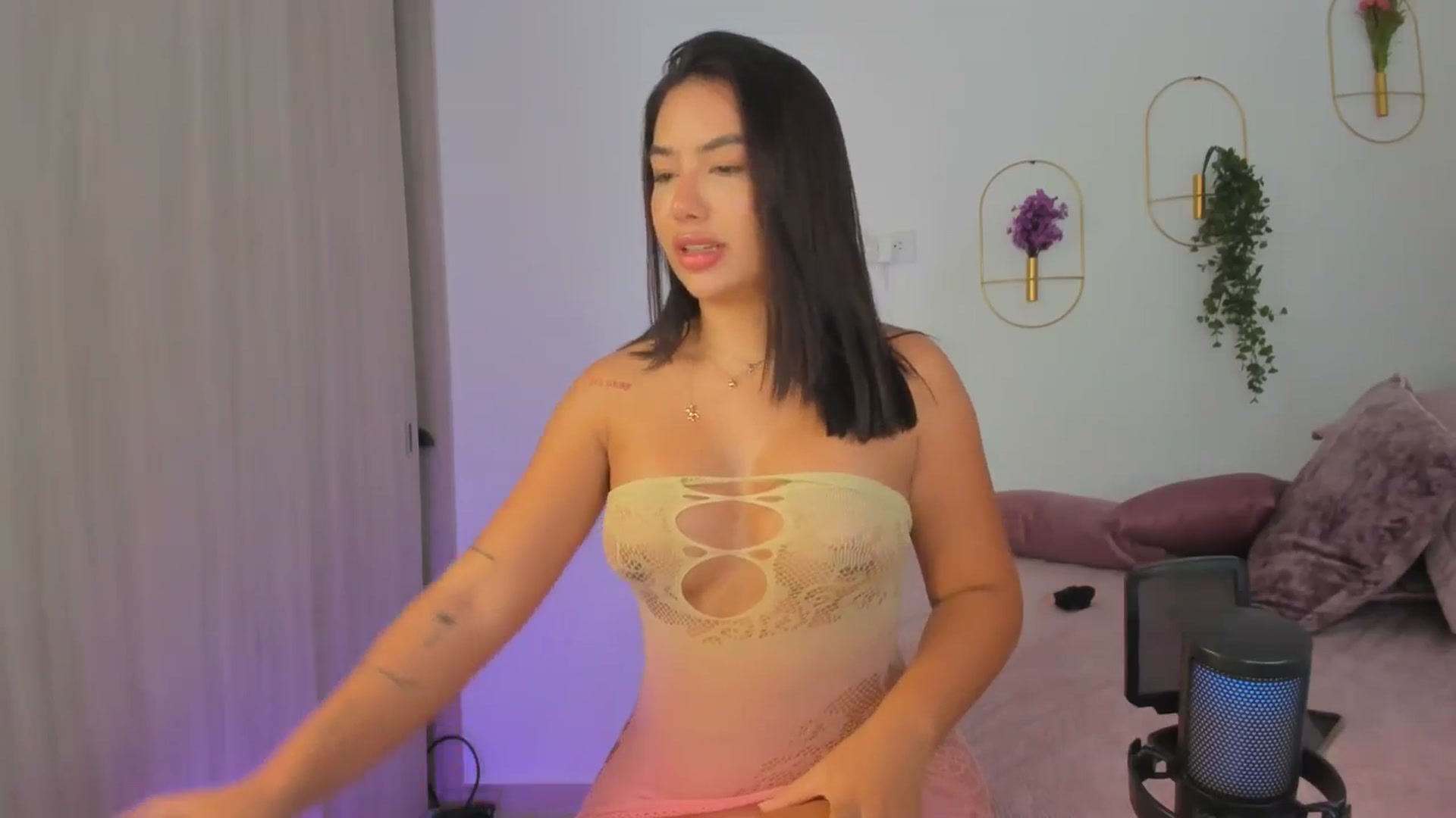 Gallery image thumbnail from Caro_Cano's myfreecams stream on, 11/03/2024, 19:14 image 5 of 20