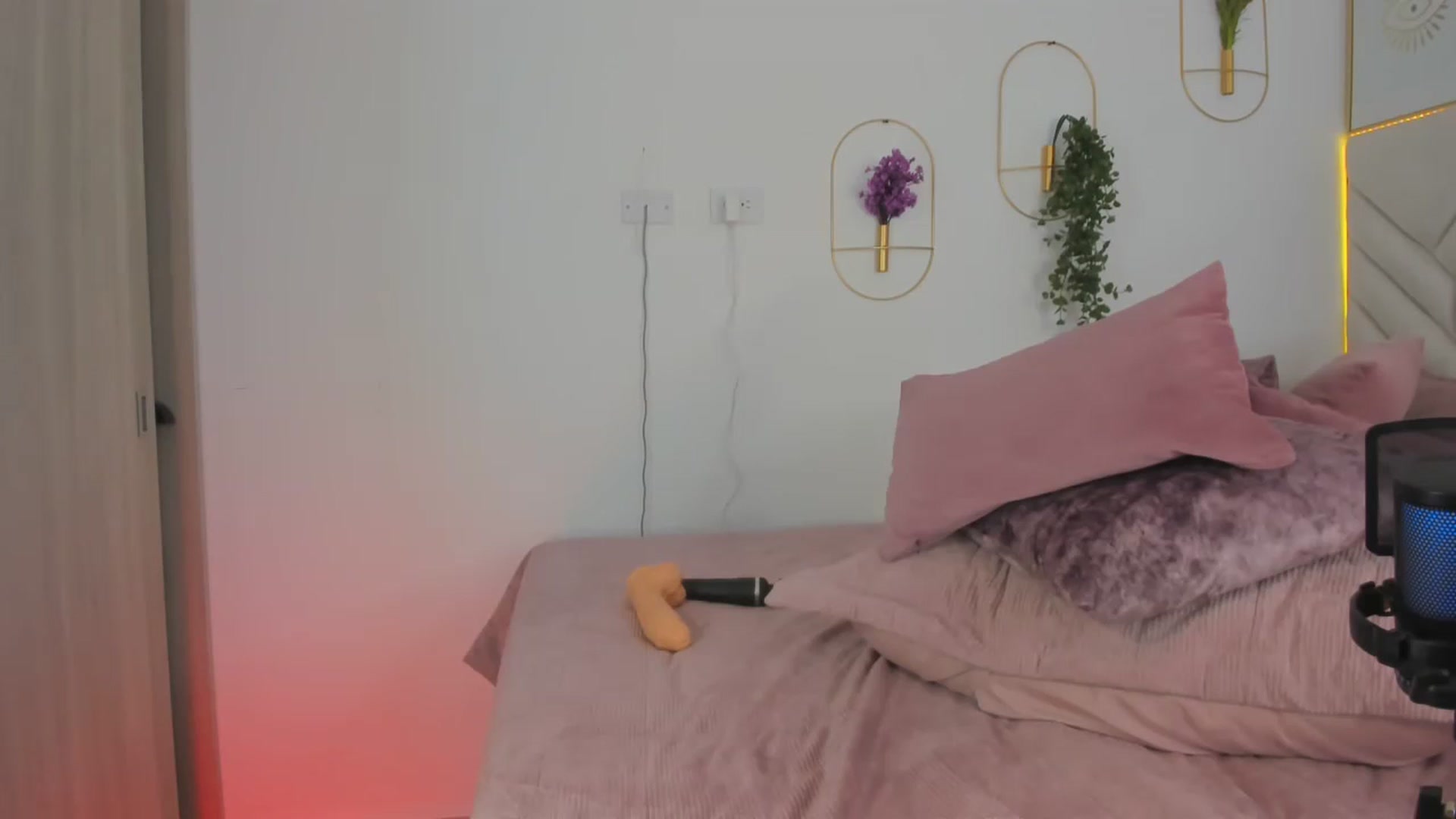 Gallery image thumbnail from Caro_Cano's myfreecams stream on, 11/04/2024, 20:17 image 14 of 20