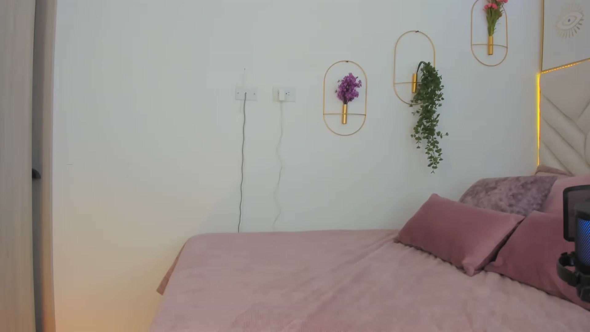 Gallery image thumbnail from Caro_Cano's myfreecams stream on, 11/05/2024, 17:17 image 17 of 20