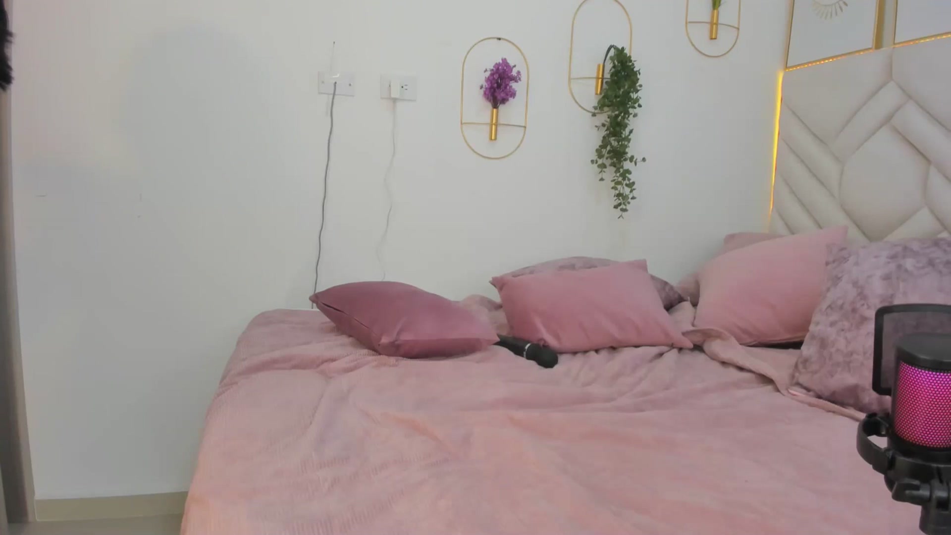 Gallery image thumbnail from Caro_Cano's myfreecams stream on, 11/08/2024, 17:49 image 10 of 20